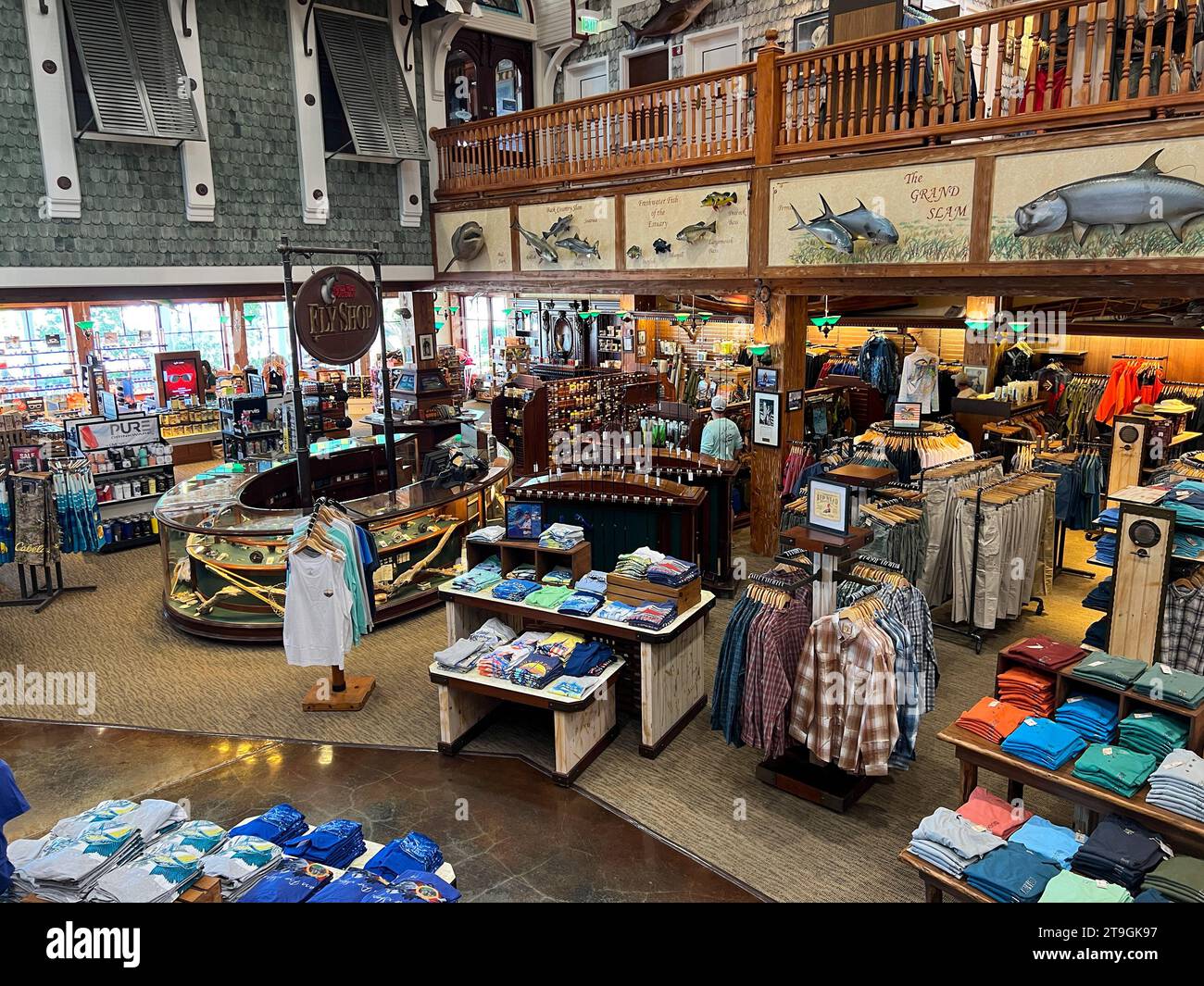 Islamorada, Florida USA - 22 agosto 2022: People shopping in un Bass Pro Shop a Islamorada, Florida. Foto Stock