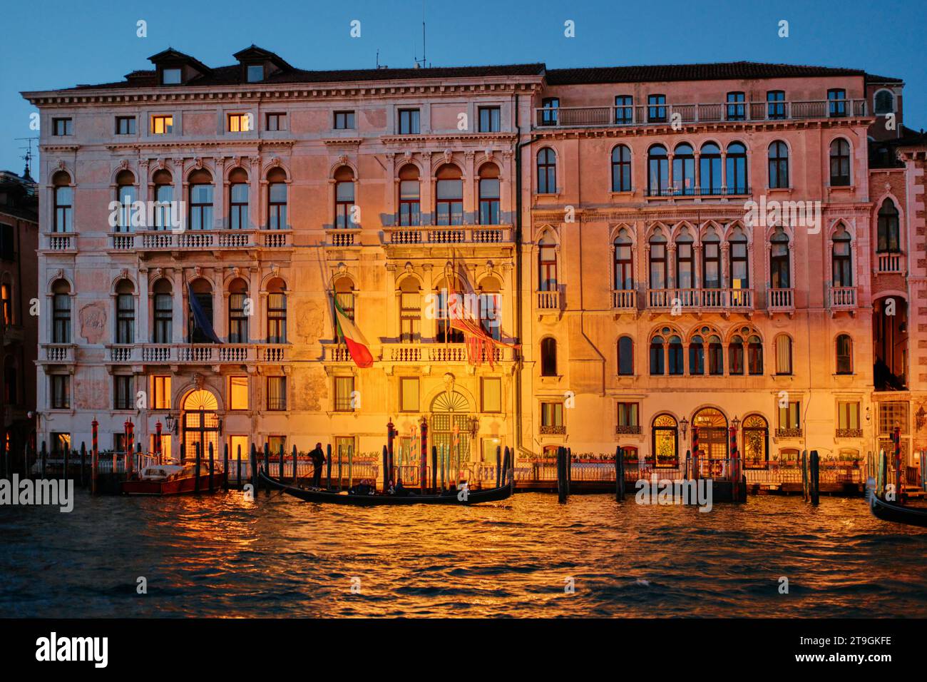 Venezia, Italia - 9 novembre 2023: Edificio della facciata illuminata del Canal grande del Consiglio regionale del Veneto Foto Stock
