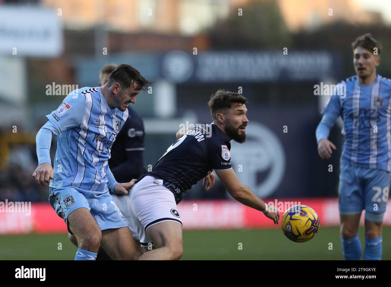 Londra, Regno Unito. 25 novembre 2023. Liam Kitching di Coventry City dirige il pallone durante la partita dell'EFL Sky Bet Championship tra Millwall e Coventry City al Den, Londra, Inghilterra il 25 novembre 2023. Foto di Joshua Smith. Solo per uso editoriale, licenza necessaria per uso commerciale. Nessun utilizzo in scommesse, giochi o pubblicazioni di un singolo club/campionato/giocatore. Credito: UK Sports Pics Ltd/Alamy Live News Foto Stock