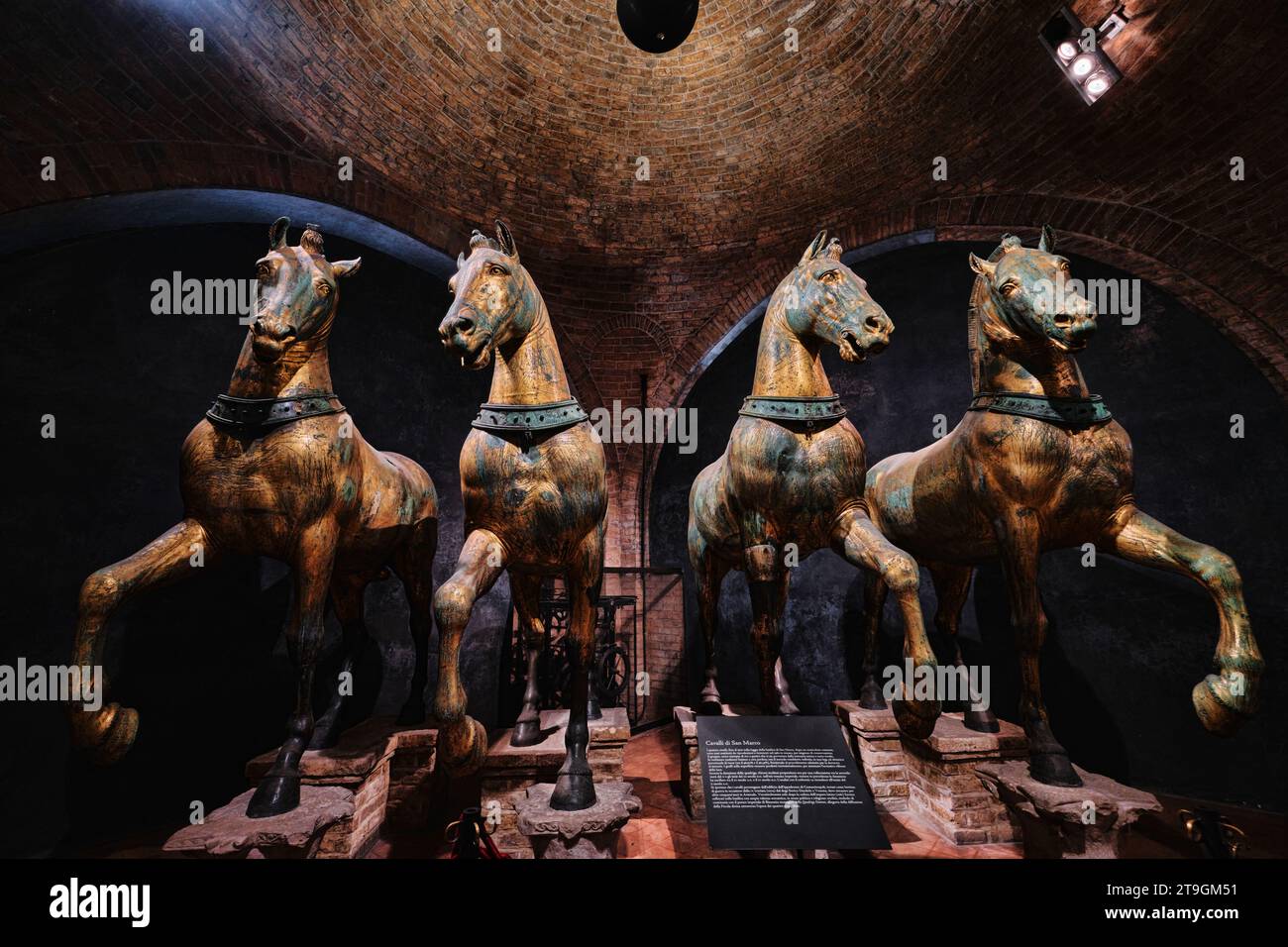 Venezia, Italia - 9 novembre 2023: Antichi cavalli di bronzo all'interno della Basilica di San Marco. Preso da Costantinopoli nella quarta crociata Foto Stock