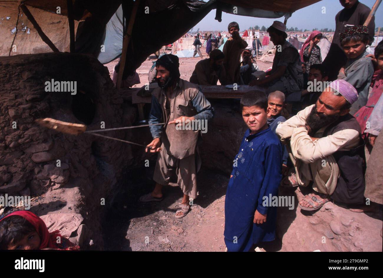 Afghanische Flüchtlinge in Pakistan. 30.06.2001, PAK, Pakistan, Khyber-Pakhtunkhwa, distretto di Nowshera, Jalozai: CA. 80,000 Fluechtlinge aus Afghanistan leben im Fluechtlingslager Jalozai. DAS Camp soll geschlossen werden, da es der pakistanischen Regierung nach illegal ist. ONG S und un duerfen aus diesem Grund keine Hilfe im Camp leisten. PAK, Pakistan, Khyber-Pakhtunkhwa, distretto di Nowshera, Jalozai: Circa 80.000 rifugiati afghani vivono nel campo profughi di Jalozai. Il campo deve essere chiuso perché è illegale secondo il governo pakistano. Per questo motivo, le ONG e l'ONU A. Foto Stock