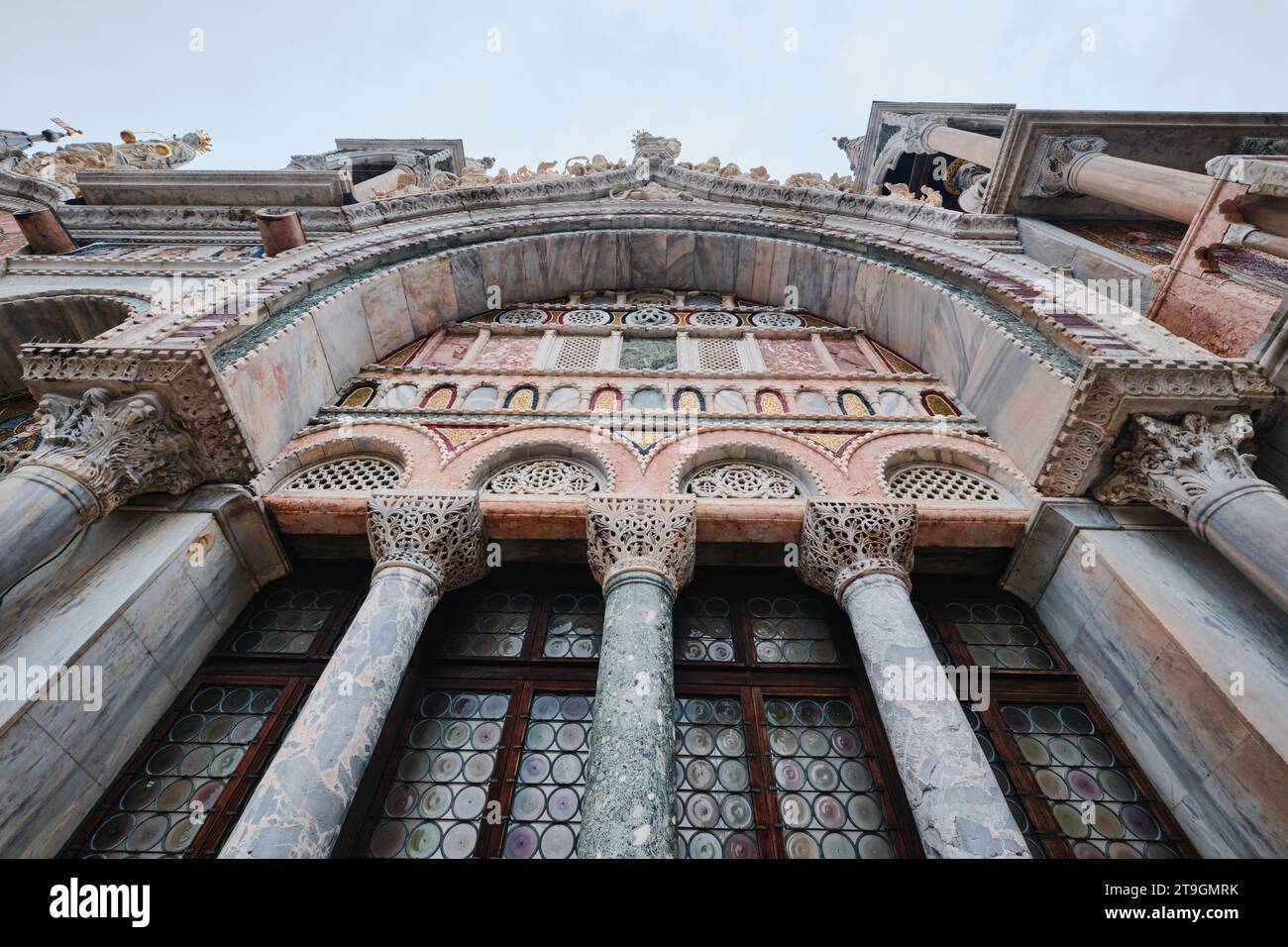 Venezia, Italia - 9 novembre 2023: Dettagli della facciata di St basilica di San Marco Foto Stock