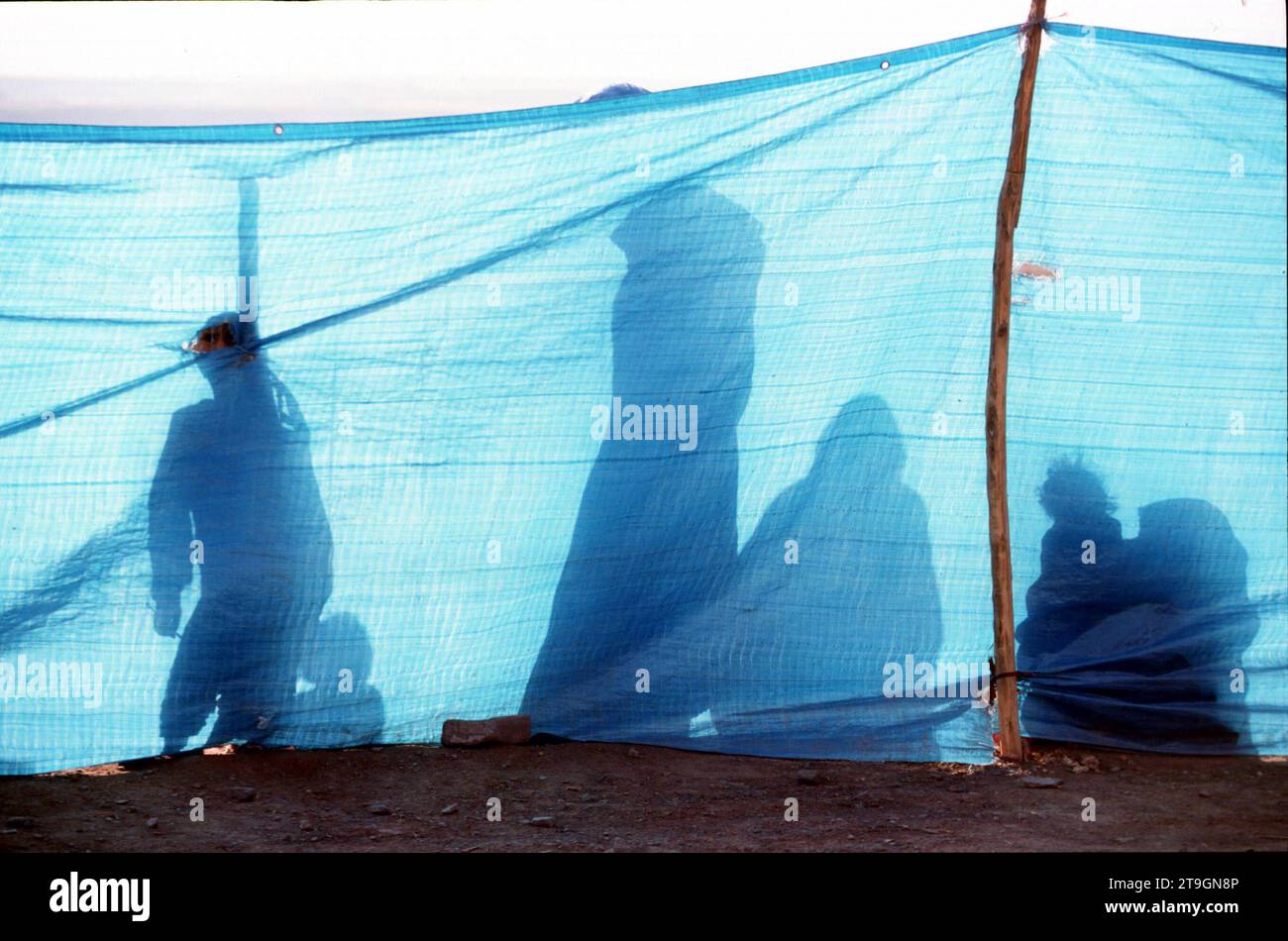 Afghanische Flüchtlinge in Pakistan. 30.06.2001, PAK, Pakistan, Khyber-Pakhtunkhwa, distretto di Nowshera, Jalozai: CA. 80,000 Fluechtlinge aus Afghanistan leben im Fluechtlingslager Jalozai. DAS Camp soll geschlossen werden, da es der pakistanischen Regierung nach illegal ist. ONG S und un duerfen aus diesem Grund keine Hilfe im Camp leisten. PAK, Pakistan, Khyber-Pakhtunkhwa, distretto di Nowshera, Jalozai: Circa 80.000 rifugiati afghani vivono nel campo profughi di Jalozai. Il campo deve essere chiuso perché è illegale secondo il governo pakistano. Per questo motivo, le ONG e l'ONU A. Foto Stock