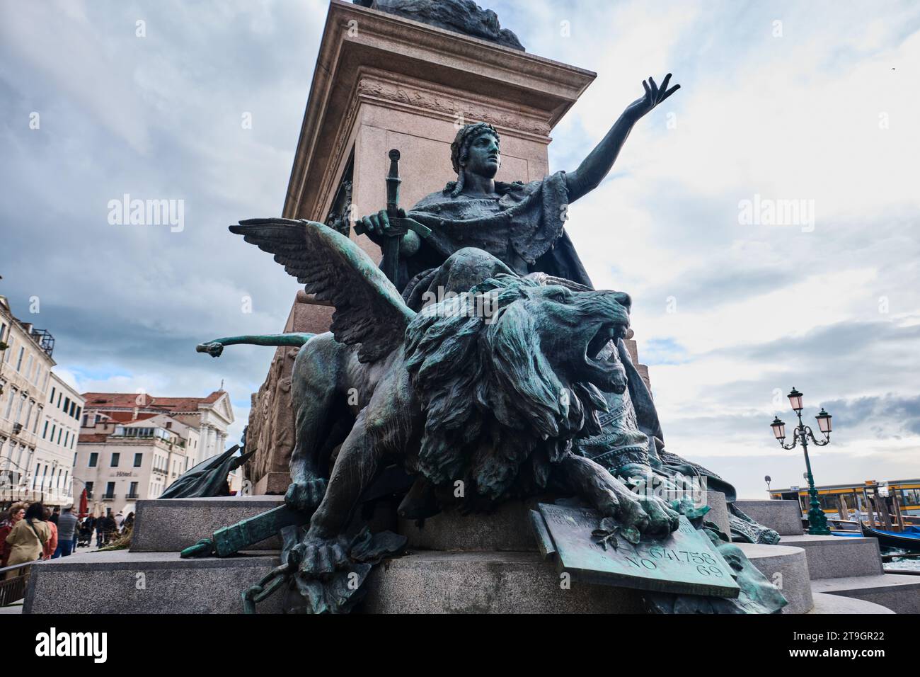 Venezia, Italia - 9 novembre 2023: Leone alato ruggente di bronzo, simbolo della città di Venezia, dettaglio della statua della Regina dell'Adriatico Plaza Foto Stock