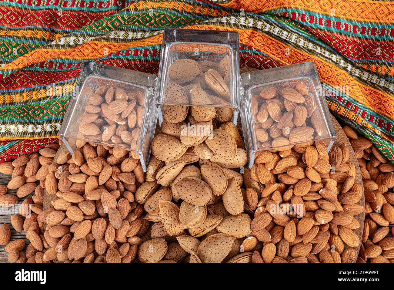 Viene presentato un banco di mandorle arrostite, sgusciate e sgusciate in conformità al concetto di dieta e cibo vegano. Azienda agricola di mandorle coltivate in Foto Stock