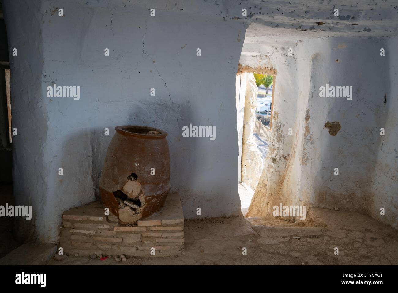 Le grotte di Argueda abbandonarono l'interno con vecchi vasi rotti e muri bianchi, in Spagna Foto Stock