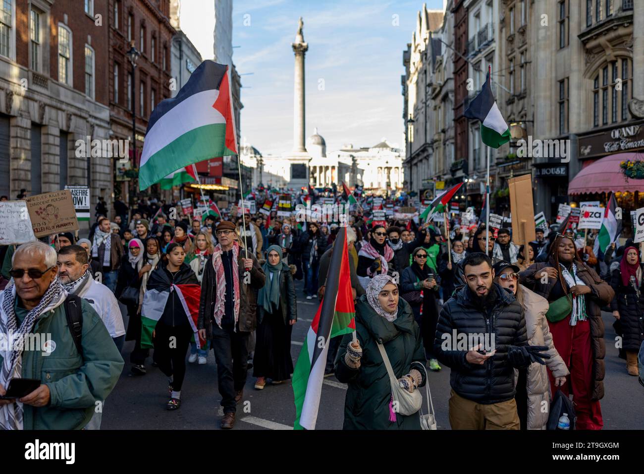 Londra, Regno Unito. 25 novembre 2023. I sostenitori filo-palestinesi hanno visto marciare con le bandiere palestinesi a Trafalgar Square durante la manifestazione. I sostenitori pro-palestinesi continuano a marciare nel centro di Londra per chiedere un cessate il fuoco permeato della guerra Israele-Gaza dopo la guerra scoppiata all'inizio di ottobre. (Foto di Hesther ng/SOPA Images/Sipa USA) credito: SIPA USA/Alamy Live News Foto Stock