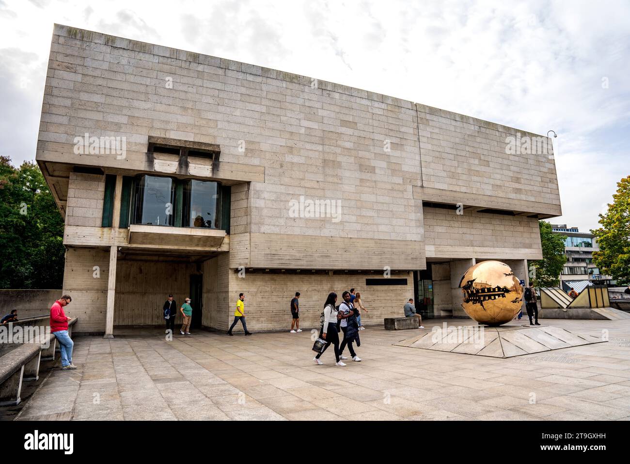 Berkeley Library con la scultura di Arnaldo Pomodoro chiamata Sphere withing Sphere, nel campus del Trinity College, nel centro di Dublino, in Irlanda Foto Stock