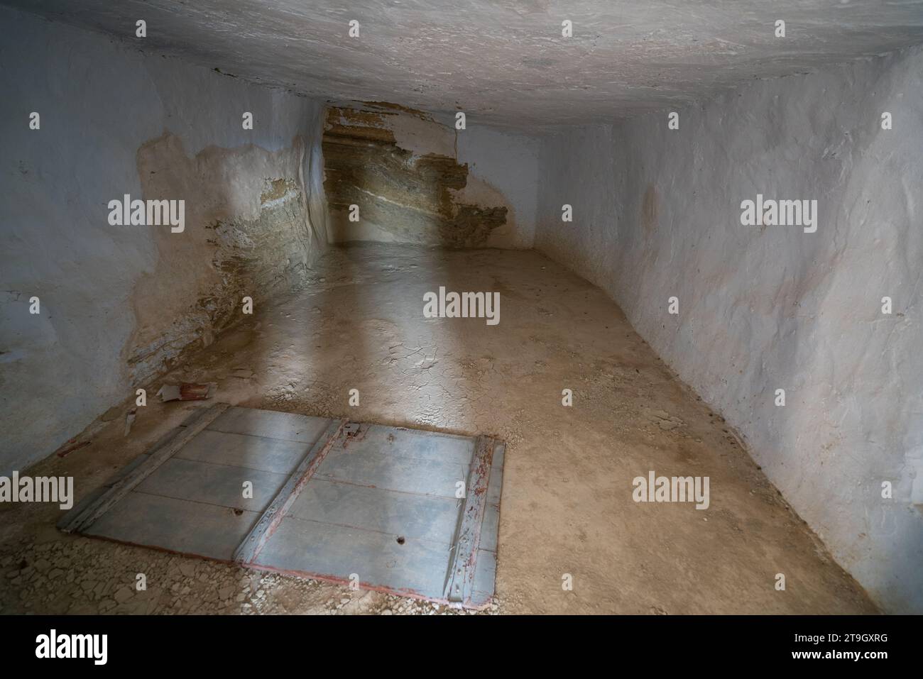 Grotte di Argueda sala interna abbandonata con pareti bianche, in Spagna Foto Stock
