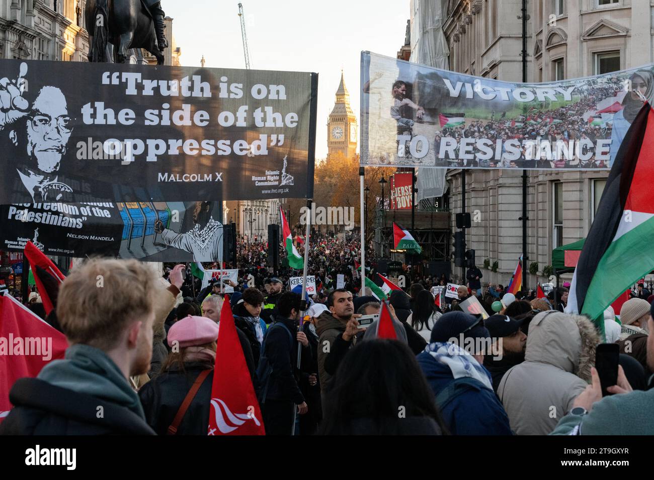 Londra, Regno Unito. 25 novembre 2023. Decine di migliaia di sostenitori della Palestina marciano attraverso Londra da Hyde Park a Whitehall chiedendo un cessate il fuoco permanente e la fine del sostegno britannico e statunitense all'assedio di Israele, al bombardamento e all'invasione di Gaza a seguito di un attacco di militanti di Hamas dal territorio assediato su Israele. Il territorio, sotto blocco dal 2007, è stato descritto dal Segretario generale delle Nazioni Unite Antonio Guterres come "un cimitero per bambini", mentre sia Londra che Washington si oppongono a un cessate il fuoco permanente. Crediti: Ron Fassbender/Alamy Live News Foto Stock