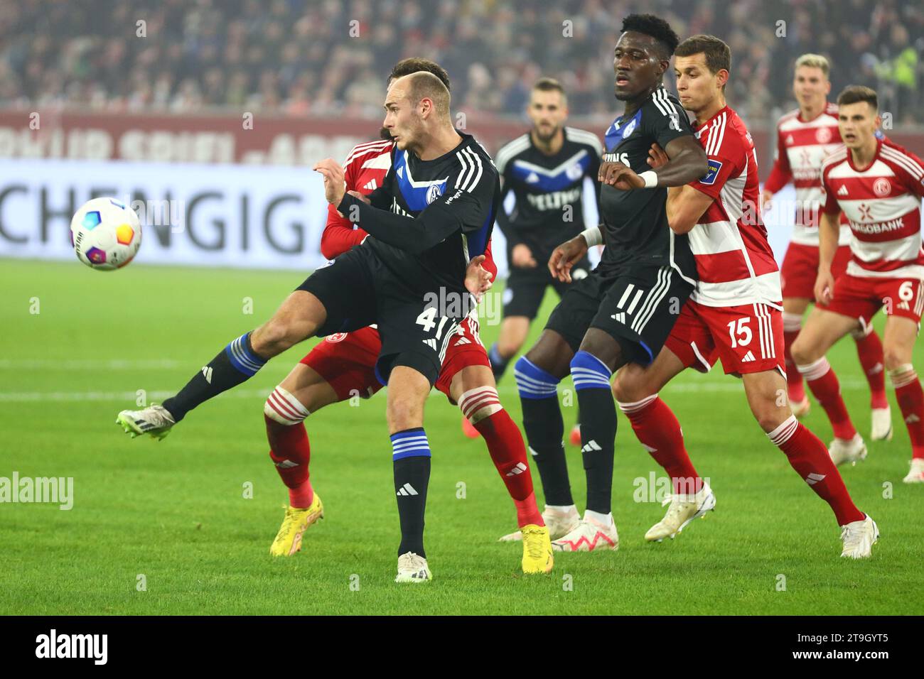 Henning Matriciani (FC Schalke 04) cerca di raggiungere la palla per primo da un tiro lungo. Duesseldorf, Germania, 25.11.2023. Fortuna Duesseldorf vs. FC Schalke 04, calcio, 2. Bundesliga, 14. Matchday, stagione 2023/2024. LE NORMATIVE DFL VIETANO L'USO DI FOTOGRAFIE COME SEQUENZE DI IMMAGINI E/O QUASI-VIDEO. Credito: NewsNRW / Alamy Live News Foto Stock