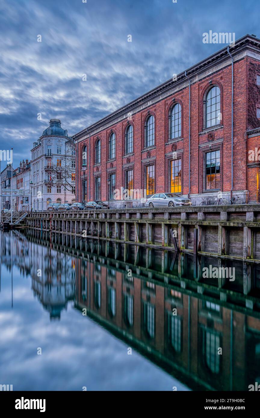 Blue Hour i Copenhagen with Buildings Reflecting in the Water, 25 novembre 2023 Foto Stock