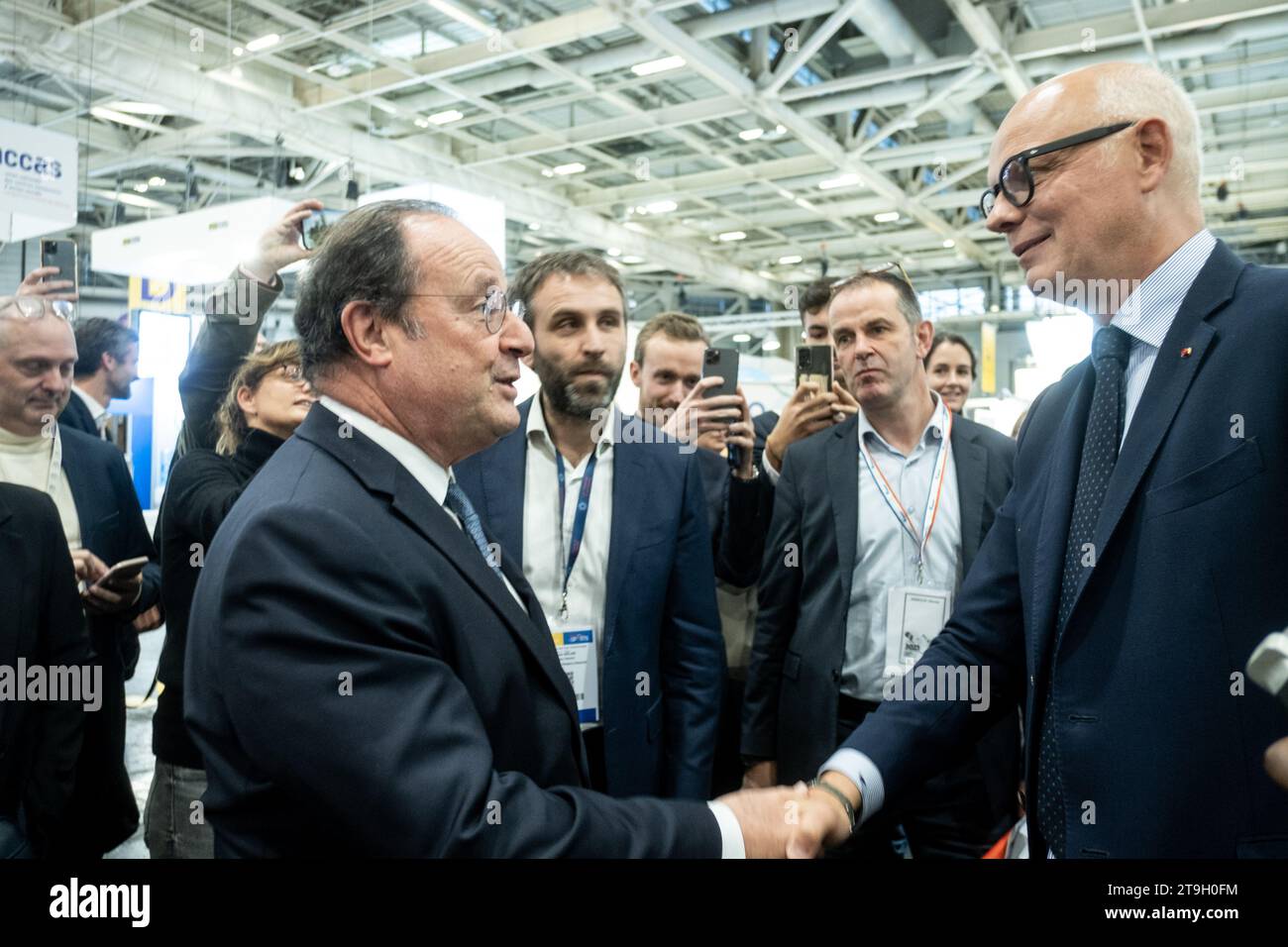 Parigi, Francia. 21 novembre 2023. Michael Bunel/le Pictorium - esposizione dei sindaci 2023 - 21/11/2023 - Francia/Ile-de-France (regione)/Parigi - l'ex primo ministro Edouard Philippe e l'ex presidente francese Francois Hollande si salutano mentre si incontrano durante le loro visite al Salon des maires del centro esposizioni porte de Versailles. 21 ottobre 2023. Crediti: LE PICTORIUM/Alamy Live News Foto Stock