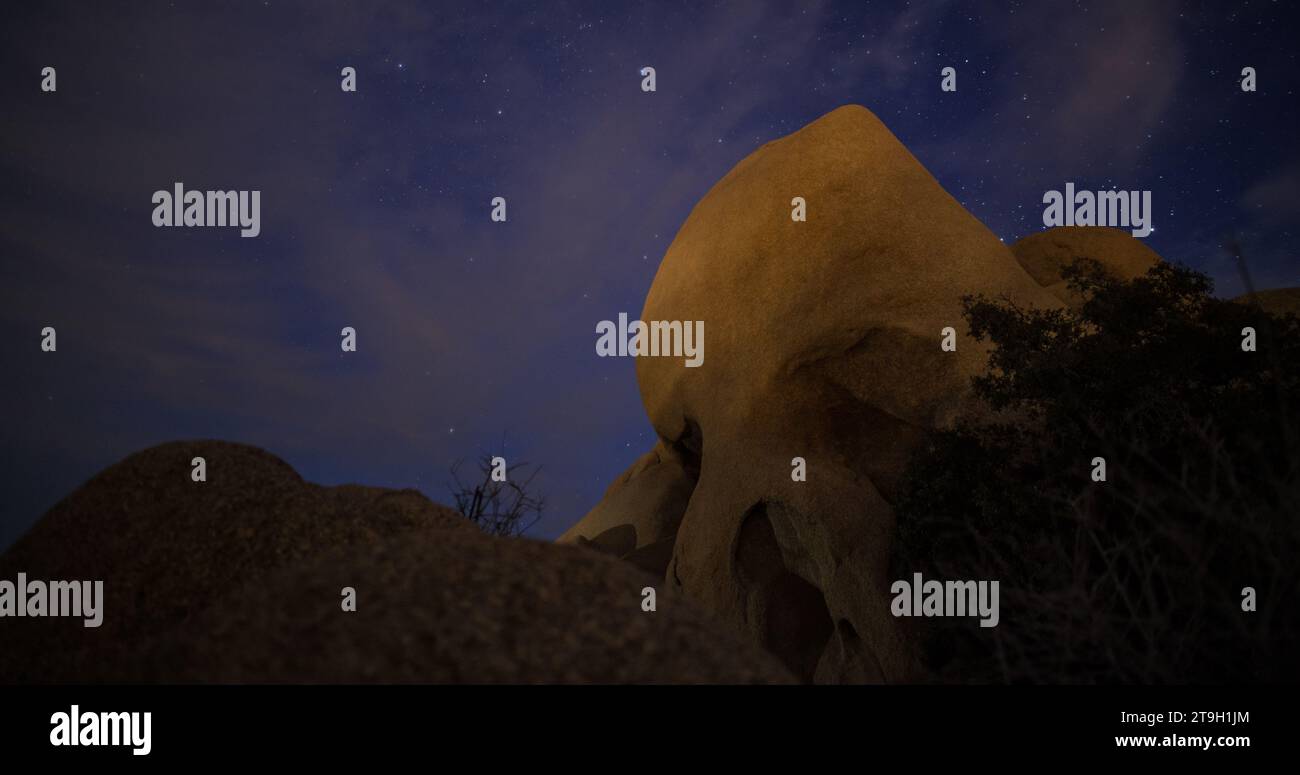 Skull Rock nel Joshua Tree National Park. Alcuni possono vedere un orco fiabesco, altri percepiscono un viaggiatore fossilizzato dallo spazio. È pareidolia in gioco Foto Stock