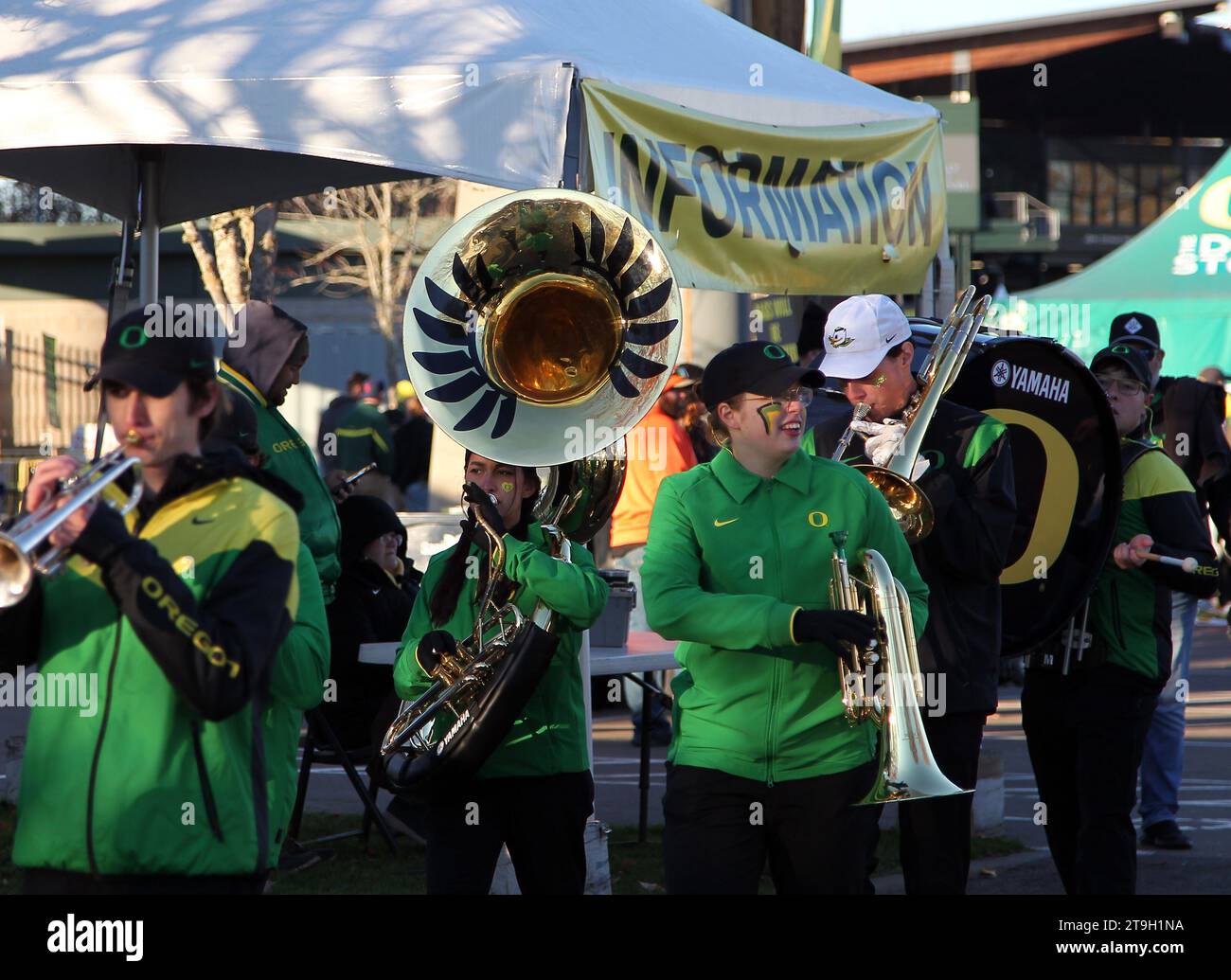 Autzen Stadium, Eugene, OR, USA. 24 novembre 2023. La Oregon Marching Band passa prima della partita di football NCAA tra gli Oregon State Beavers e la University of Oregon Ducks all'Autzen Stadium, Eugene, OREGON. Larry C. Lawson/CSM/Alamy Live News Foto Stock