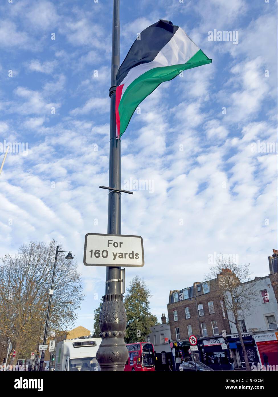 Bandiera palestinese di Gaza vola da flagpole, Mile End, Bow, Londra, Inghilterra, REGNO UNITO, E3 4QS Foto Stock