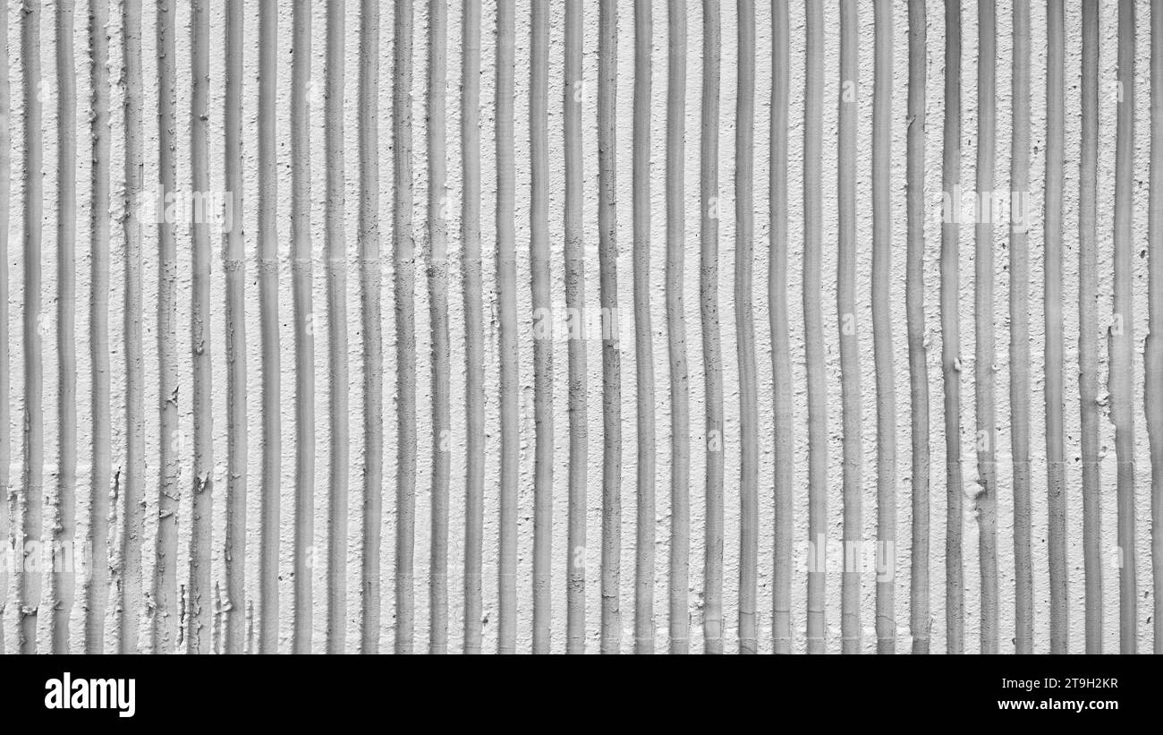 Texture ruvida astratta con strisce verticali su pareti in cemento, sfondo bianco e nero per pagina, modello o banner Web Foto Stock