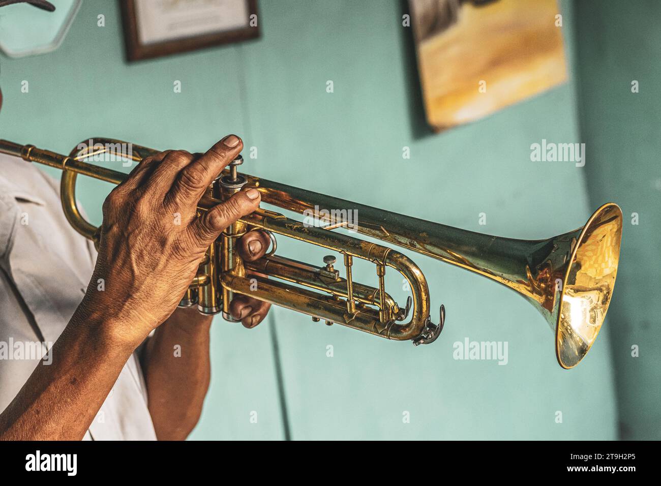 Mani con tromba, musica messicana, banda, musicista locale, Tehuacan, Messico, 2022 Foto Stock
