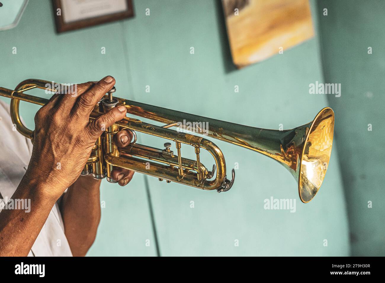 Mani con tromba, musica messicana, banda, musicista locale, Tehuacan, Messico, 2022 Foto Stock