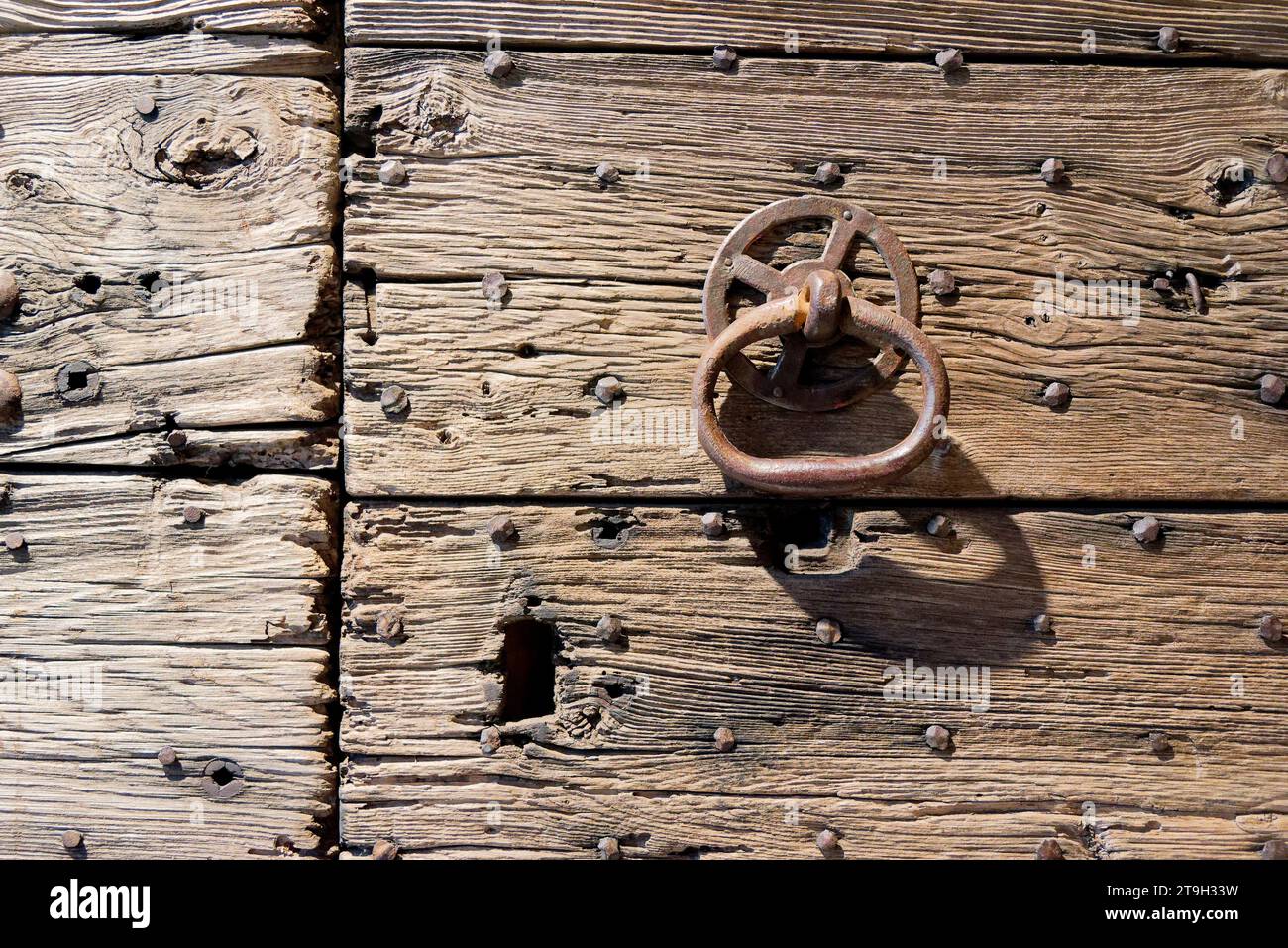 heurtoirs de porte en métal finement décoré / battitori delle porte in metallo finemente decorati Foto Stock