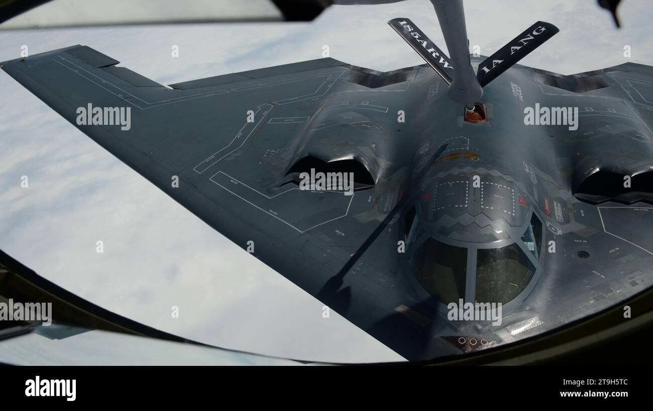 Southwest Missouri, Stati Uniti. 29 agosto 2018. Un bombardiere Stealth B-2 Spirit della U.S. Air Force con il 509th Bomb Wing, si avvicina a un aereo KC-135 Stratotanker per fare rifornimento durante le operazioni di routine, il 29 agosto 2018 sopra il Missouri, USA. Credito: SSgt. Vincent De Groot/Stati Uniti Air Force Photo/Alamy Live News Foto Stock