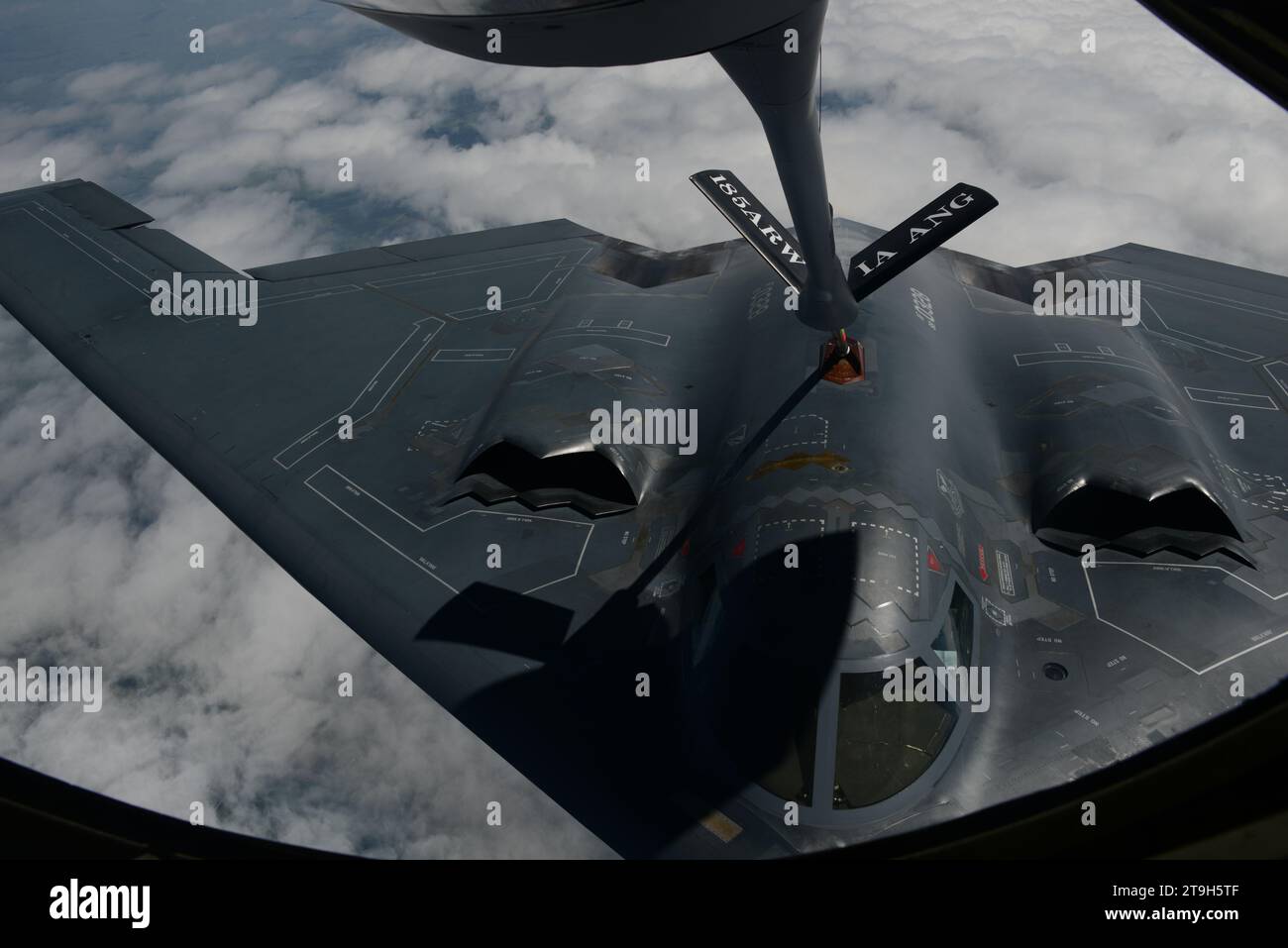 Southwest Missouri, Stati Uniti. 29 agosto 2018. Un bombardiere Stealth B-2 Spirit della U.S. Air Force con il 509th Bomb Wing, si avvicina a un aereo KC-135 Stratotanker per fare rifornimento durante le operazioni di routine, il 29 agosto 2018 sopra il Missouri, USA. Credito: SSgt. Vincent De Groot/Stati Uniti Air Force Photo/Alamy Live News Foto Stock