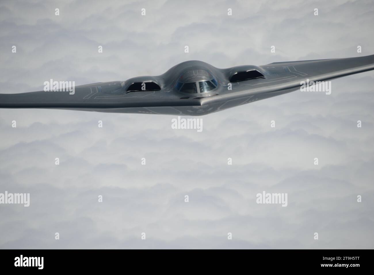 Southwest Missouri, Stati Uniti. 29 agosto 2018. Un bombardiere Stealth B-2 Spirit della U.S. Air Force con il 509th Bomb Wing, si avvicina a un aereo KC-135 Stratotanker per fare rifornimento durante le operazioni di routine, il 29 agosto 2018 sopra il Missouri, USA. Credito: SSgt. Vincent De Groot/Stati Uniti Air Force Photo/Alamy Live News Foto Stock