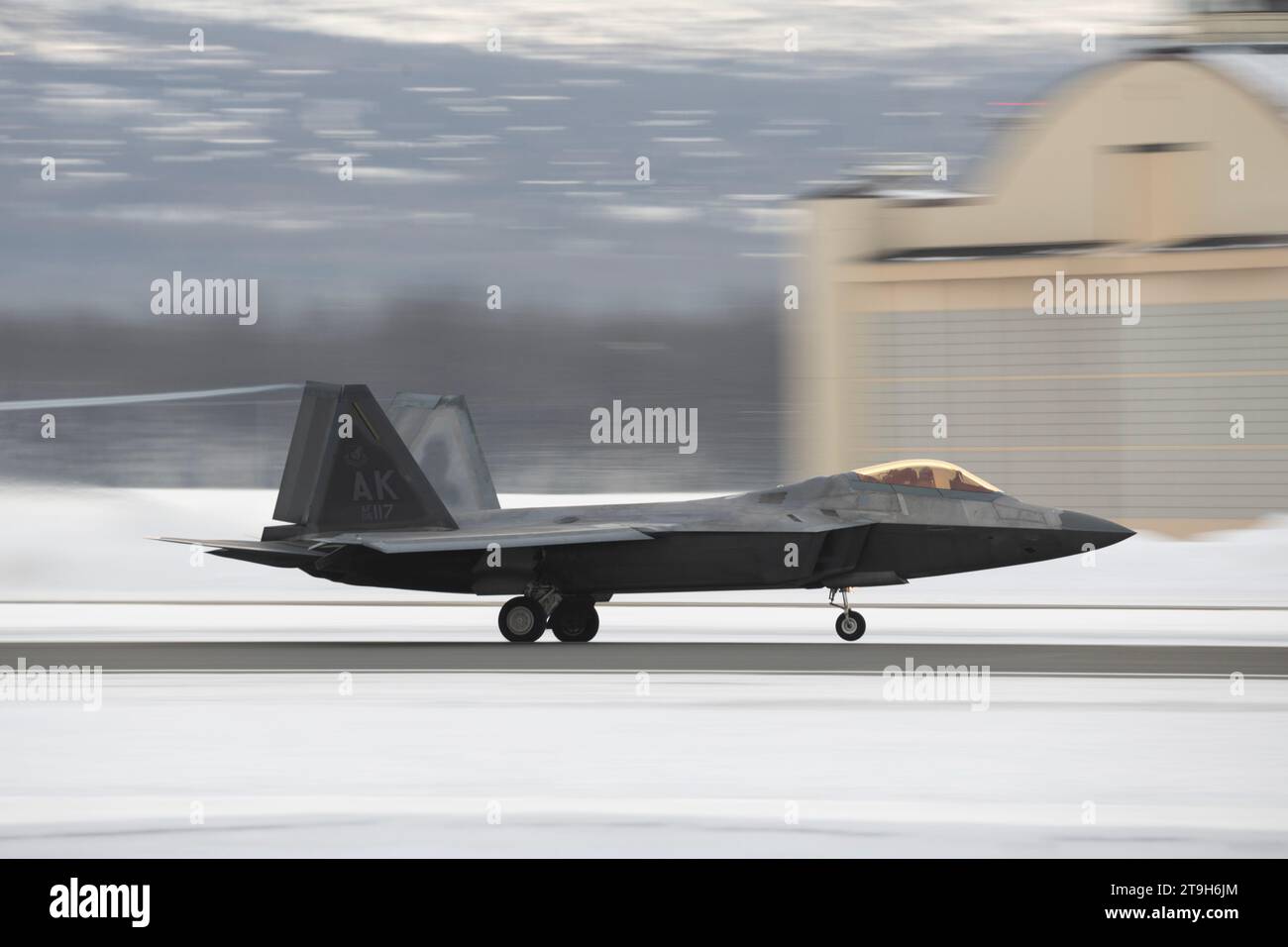 Anchorage, Stati Uniti. 21 novembre 2023. Un caccia F-22 Raptor della U.S. Air Force assegnato al 3rd Wing conduce operazioni di volo al di fuori di un campo coperto da neve presso la Joint base Elmendorf-Richardson, il 21 novembre 2023 ad Anchorage, Alaska. Crediti: Alejandro pena/Planetpix/Alamy Live News Foto Stock