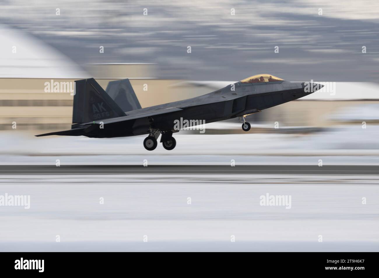 Anchorage, Stati Uniti. 21 novembre 2023. Un caccia F-22 Raptor della U.S. Air Force assegnato al 3rd Wing conduce operazioni di volo al di fuori di un campo coperto da neve presso la Joint base Elmendorf-Richardson, il 21 novembre 2023 ad Anchorage, Alaska. Crediti: Alejandro pena/Planetpix/Alamy Live News Foto Stock
