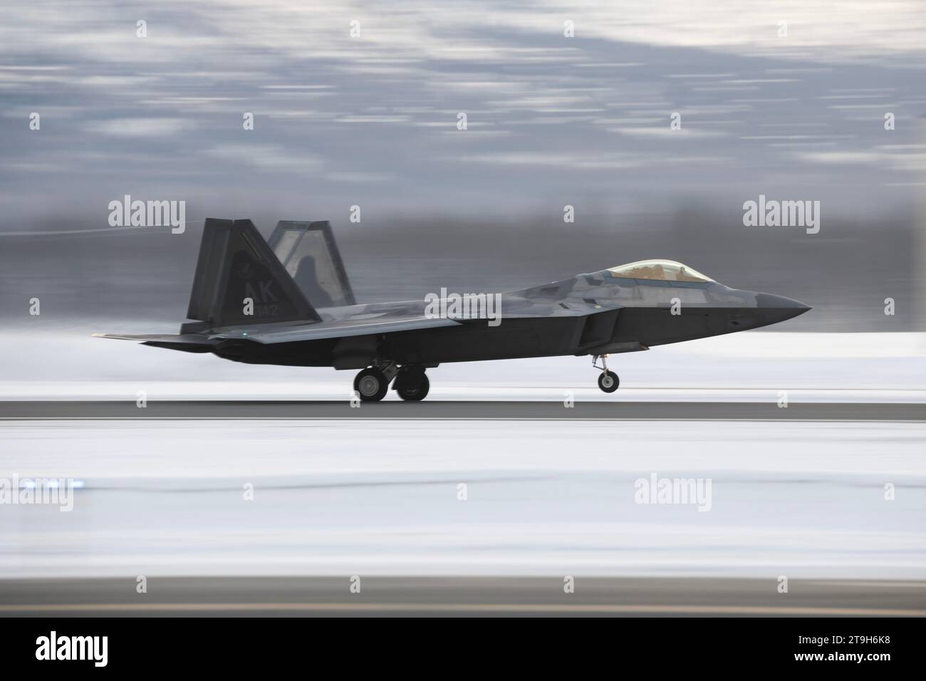 Anchorage, Stati Uniti. 21 novembre 2023. Un caccia F-22 Raptor della U.S. Air Force assegnato al 3rd Wing conduce operazioni di volo al di fuori di un campo coperto da neve presso la Joint base Elmendorf-Richardson, il 21 novembre 2023 ad Anchorage, Alaska. Crediti: Alejandro pena/Planetpix/Alamy Live News Foto Stock