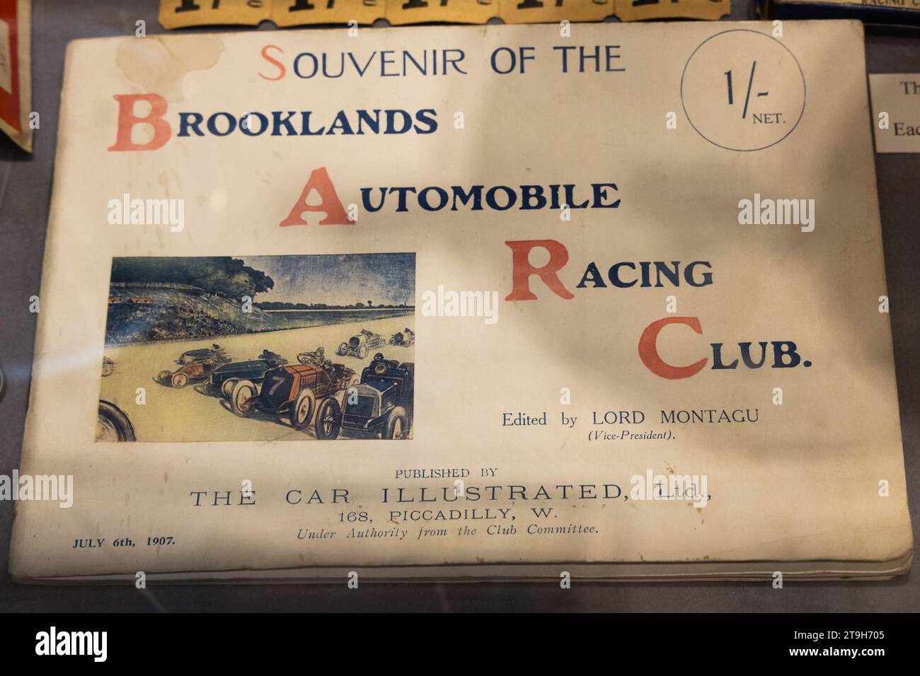 1907 souvenir del Brooklands Automobile Racing Club scritto da Lord Montagu in mostra al Brooklands Museum, Weybridge, Surrey, Regno Unito Foto Stock