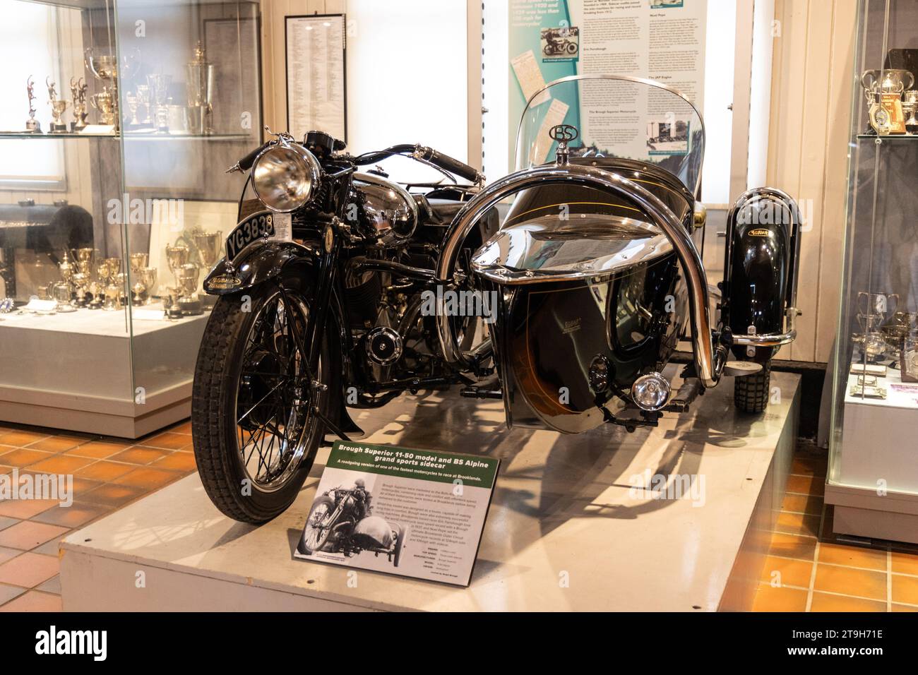 1933 Brough Superior 1150 moto con Sidecar al Brooklands Museum, Weybridge, Surrey, Regno Unito Foto Stock