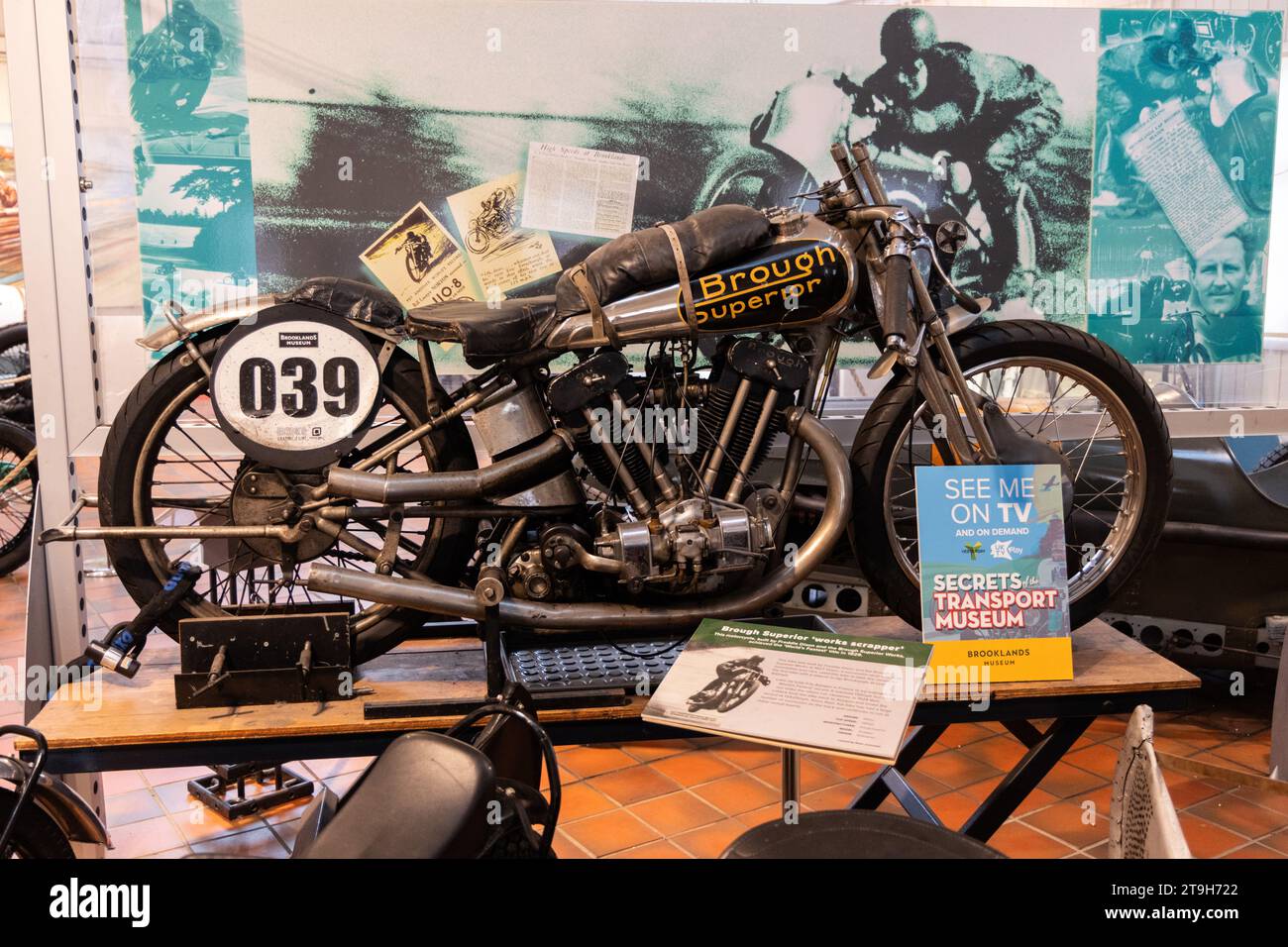 1927 Brough Superior, Works Scrapper Motorbike al Brooklands Museum, Weybridge, Surrey, Regno Unito Foto Stock