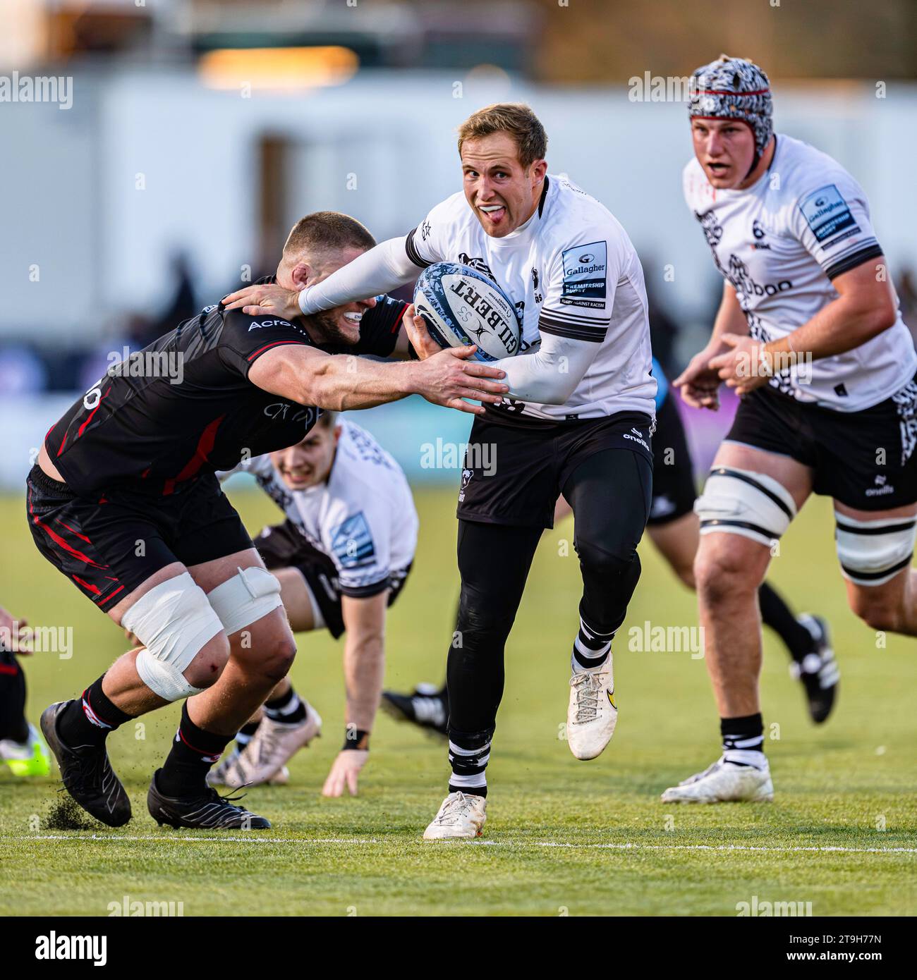 LONDRA, REGNO UNITO. 25 novembre 2023. Max Malins dei Bristol Bears (centro) viene affrontato durante Saracens vs Bristol Bears - Gallagher Premiership Rugby R allo Stonex Stadium sabato 25 novembre 2023. LONDRA INGHILTERRA. Crediti: Taka G Wu/Alamy Live News Foto Stock