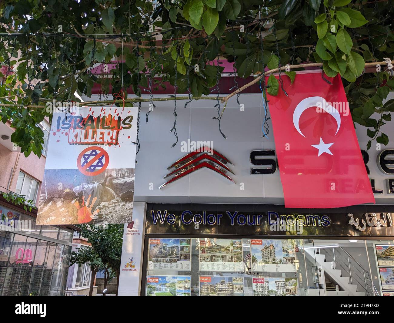 Turchia Alanya, proteste anti israeliane.proteste pro palestinesi-proteste anti israele bandiere con scritte 'killer israeliani' appese davanti a un negozio Foto Stock