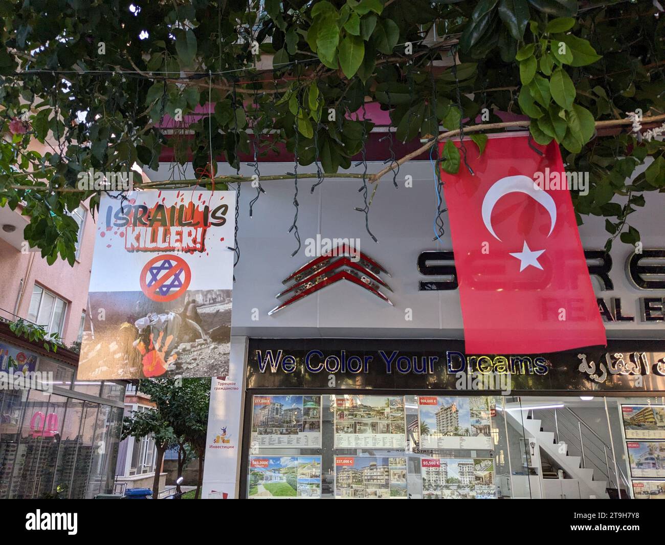 Turchia Alanya, proteste anti israeliane.proteste pro palestinesi-proteste anti israele bandiere con scritte 'killer israeliani' appese davanti a un negozio Foto Stock