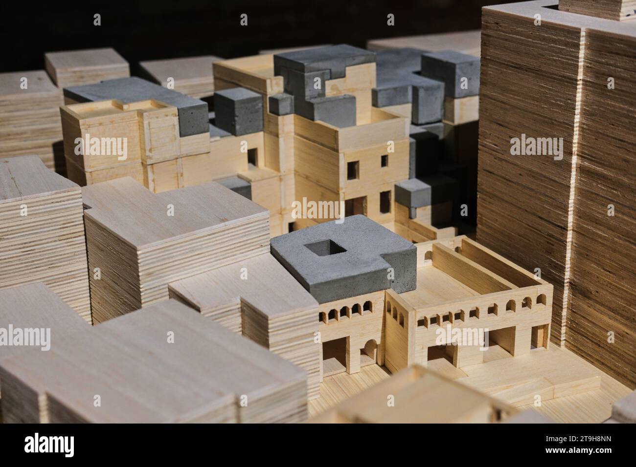 Modello architettonico in legno e cemento progettato da ZAO Standard Architecture, in edificio Arsenale, Biennale di architettura di Venezia 2023 Foto Stock