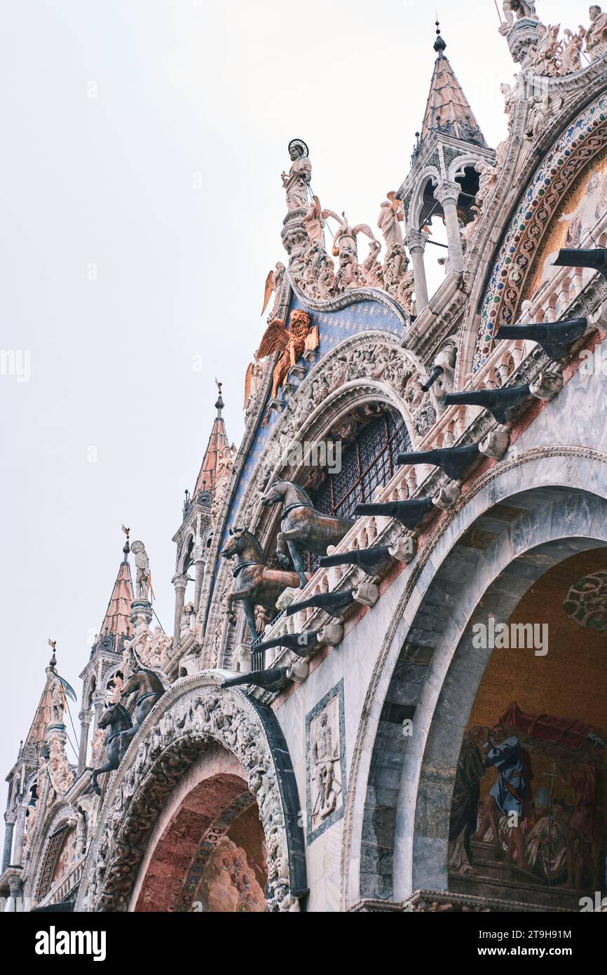 Venezia, Italia - 9 novembre 2023: Facciata della Basilica di San Marco, cattedrale di Venezia, Italia. Situato in Piazza San Marco Foto Stock
