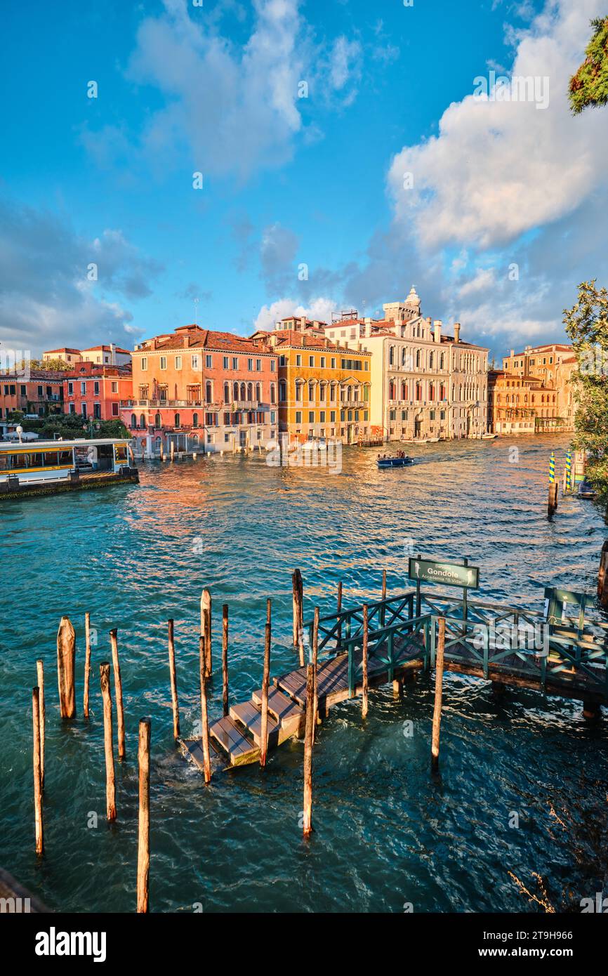 Venezia, Italia - 9 novembre 2023: Paesaggio urbano e Canal grande di Venezia, colorata e antica architettura della città Foto Stock