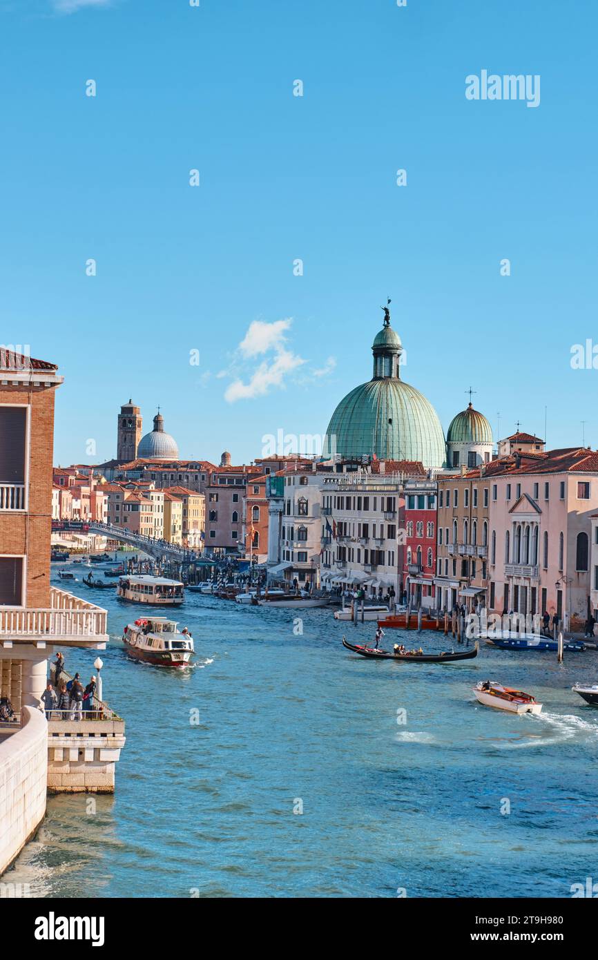 Venezia, Italia - 9 novembre 2023: Canal grande e la chiesa di San Simeone piccolo Foto Stock