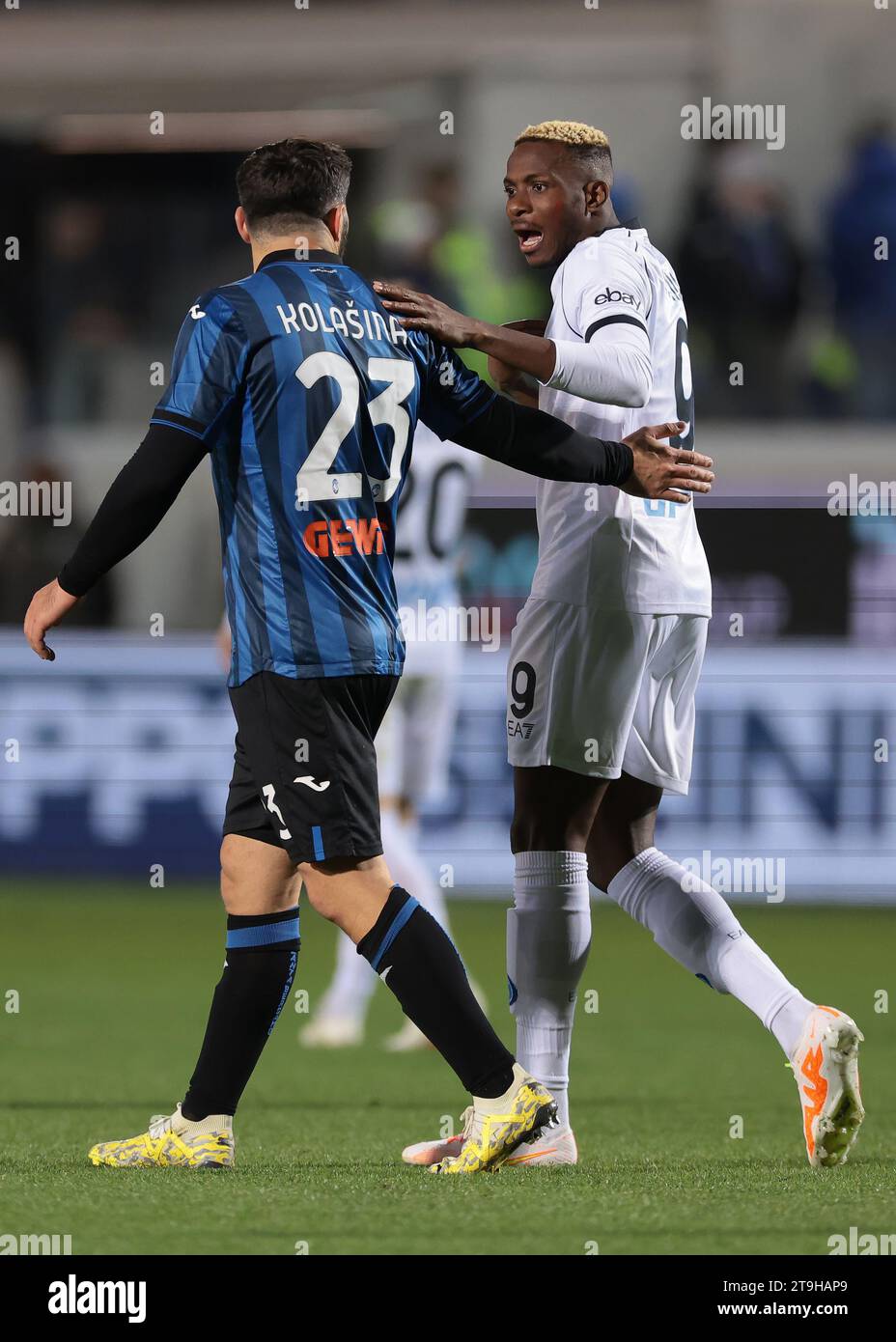 Bergamo, Italia. 25 novembre 2023. Sead Kolasinac dell'Atalanta e Victor Osimhen dell'SSC Napoli discutono durante la partita di serie A allo Stadio Gewiss di Bergamo. Il credito fotografico dovrebbe leggere: Jonathan Moscrop/Sportimage Credit: Sportimage Ltd/Alamy Live News Foto Stock