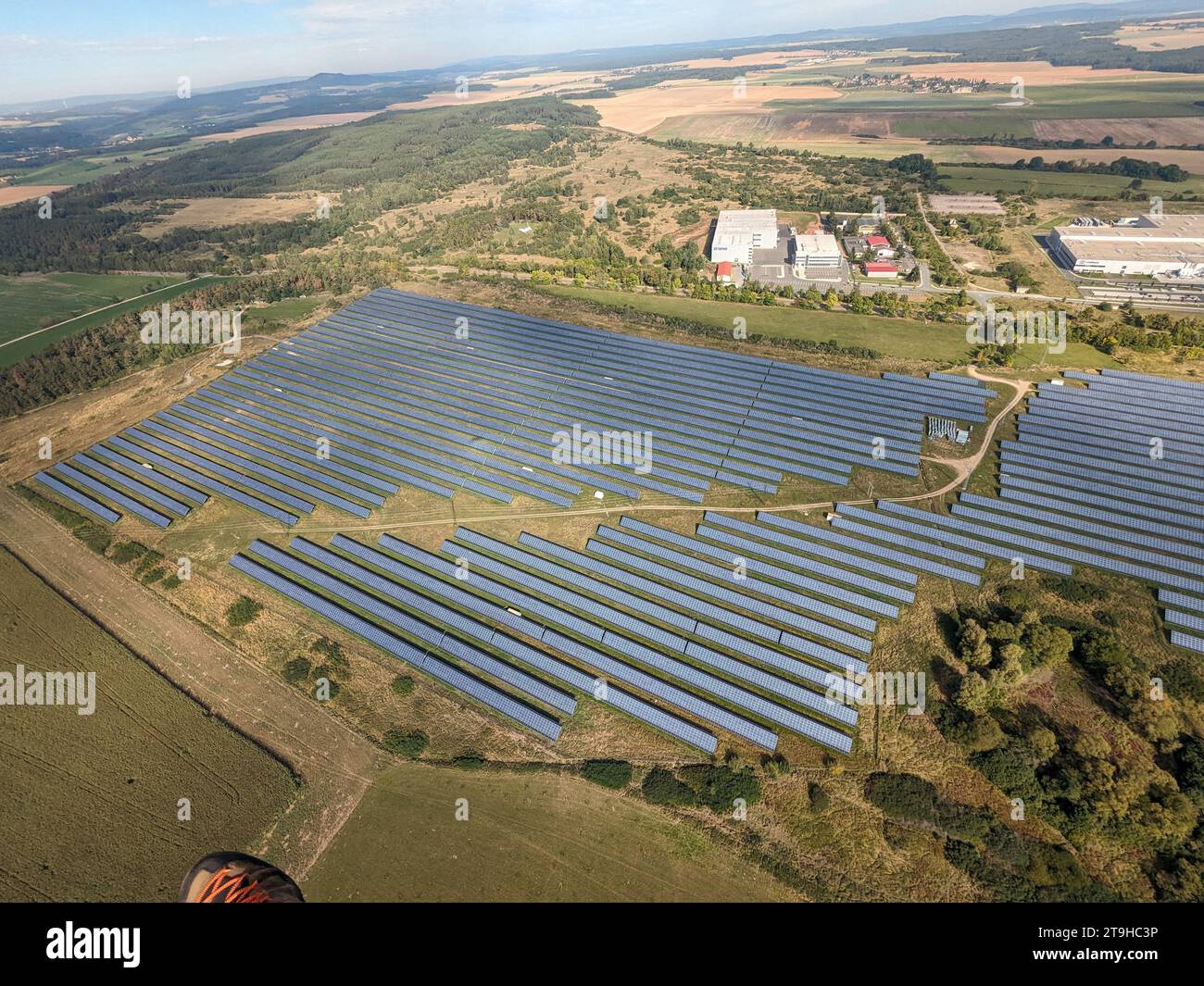 Foto aerea della centrale solare. Molti pannelli di energia solare in campagna dall'alto. Centrale fotovoltaica vicino a Praga, repubblica Ceca, Europa Foto Stock