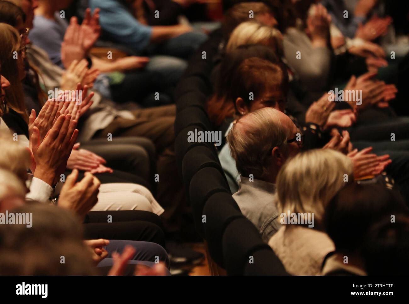 Theater Erfurt 25.11.2023, Erfurt, Theater, Zuschauer auf den Raengen klatschen *** Theater Erfurt 25 11 2023, Erfurt, Theatre, audience clapping on the rafters Credit: Imago/Alamy Live News Foto Stock