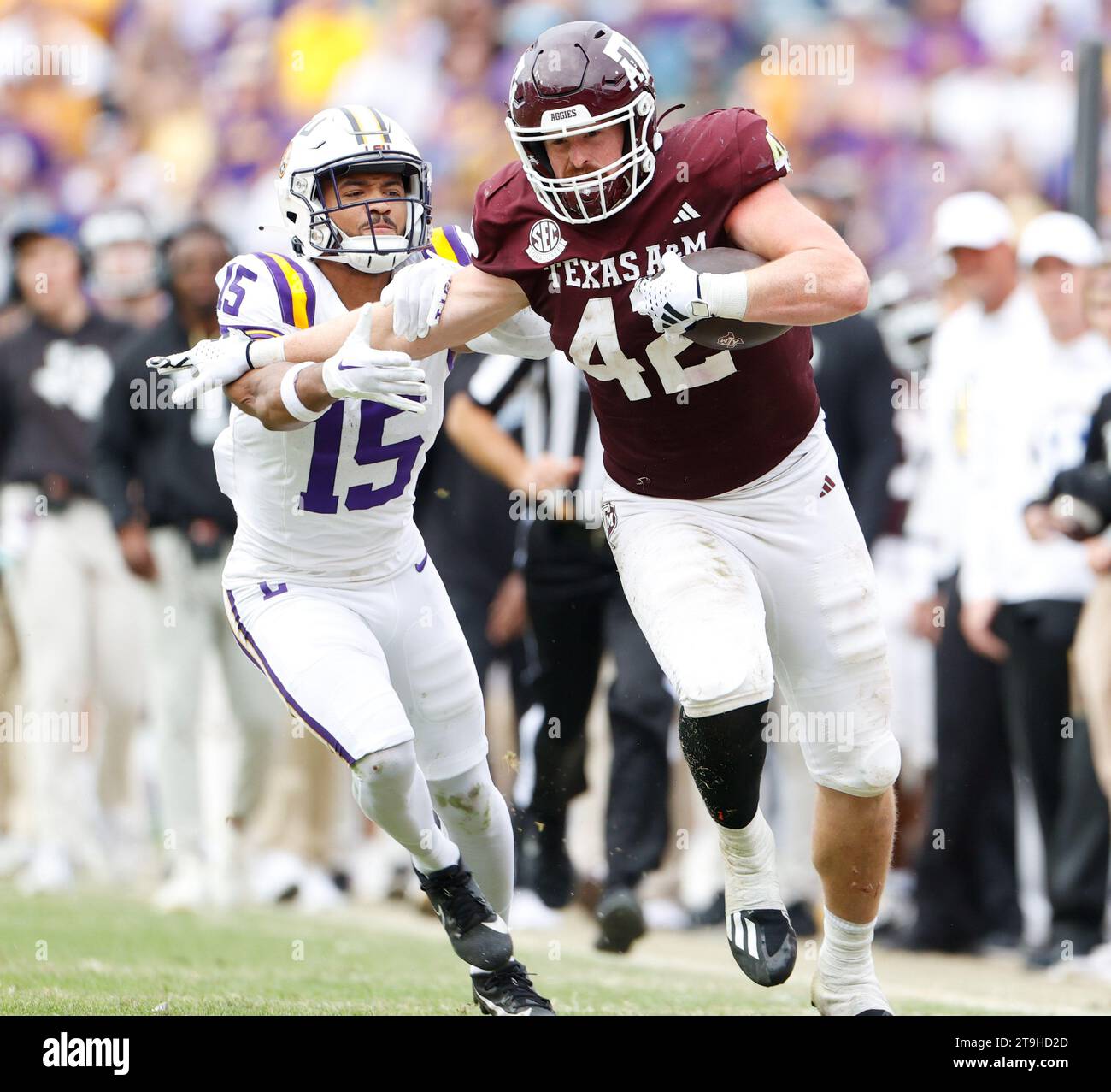 25 novembre 2023: Il tight end del Texas A&M Max Wright (42) segna un touchdown su ricezione 51-yart durante una partita di football del college SEC il 25 novembre 2023 a Baton Rouge. LSU ha vinto, 42-30. (Immagine di credito: © Scott Coleman/ZUMA Press Wire) SOLO USO EDITORIALE! Non per USO commerciale! Foto Stock