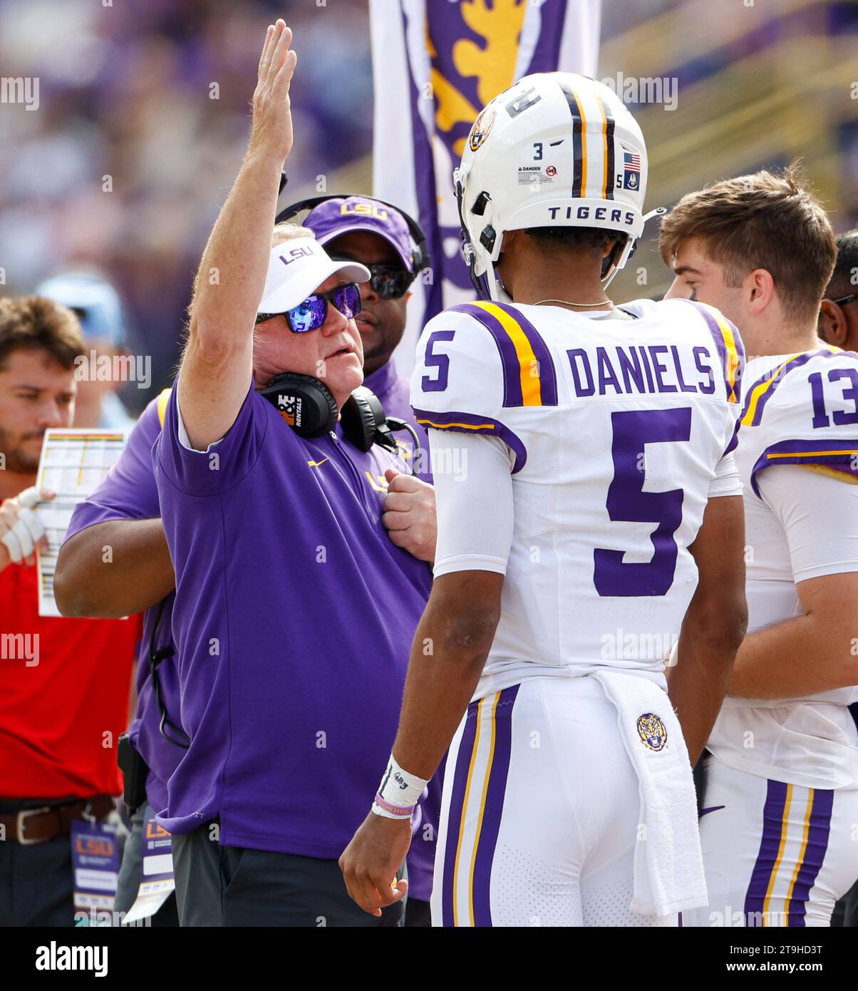 25 novembre 2023 Il capoallenatore della LSU Brian Kelly parla con il