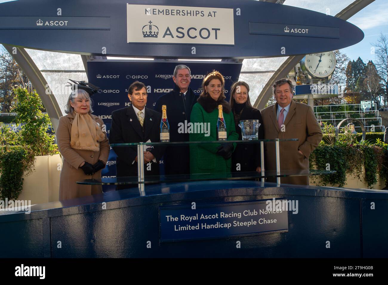 Ascot, Berkshire, Regno Unito. 25 novembre 2023. Presentazione dei vincitori. Chianti Classico (Irlanda) guidato dal fantino David Bass vince il Royal Ascot Racing Club, Limited handicap Steeple Chase, all'Ascot Racecourse di novembre Racing Saturday Meeting. Proprietario Sir Francis Brooke, rappresentante di sua Maestà (R) e R A Pilkington. Allenatore Kim Bailey, Cheltenham. Allevatore David o'Connell. Sponsor Kim Bailey Racing Ltd Credito: Maureen McLean/Alamy Live News Foto Stock