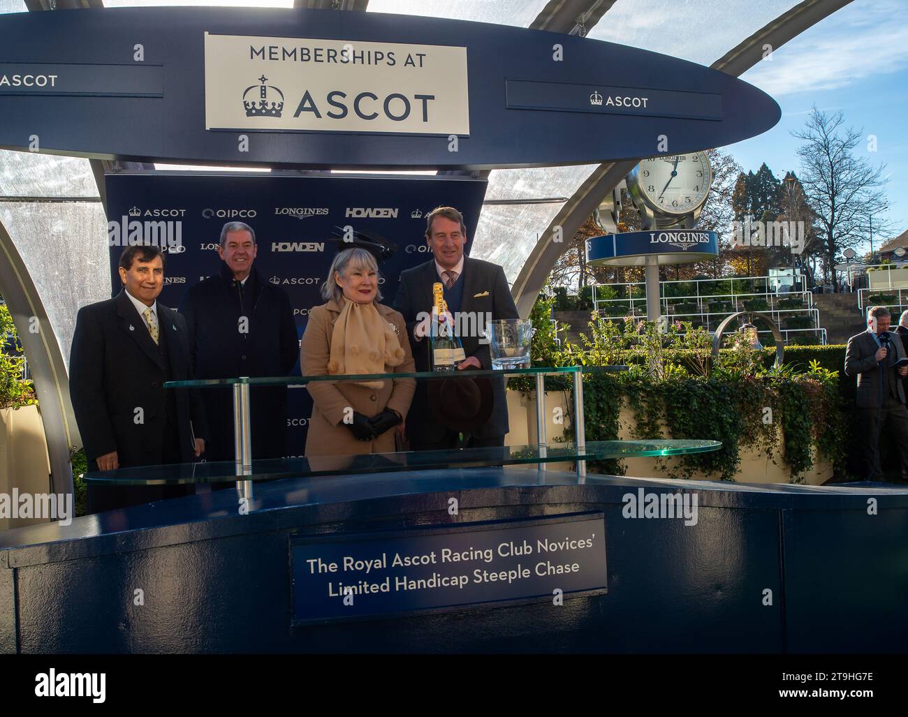 Ascot, Berkshire, Regno Unito. 25 novembre 2023. Presentazione dei vincitori. Chianti Classico (Irlanda) guidato dal fantino David Bass vince il Royal Ascot Racing Club, Limited handicap Steeple Chase, all'Ascot Racecourse di novembre Racing Saturday Meeting. Proprietario Sir Francis Brooke, rappresentante di sua Maestà (R) e R A Pilkington. Allenatore Kim Bailey, Cheltenham. Allevatore David o'Connell. Sponsor Kim Bailey Racing Ltd Credito: Maureen McLean/Alamy Live News Foto Stock