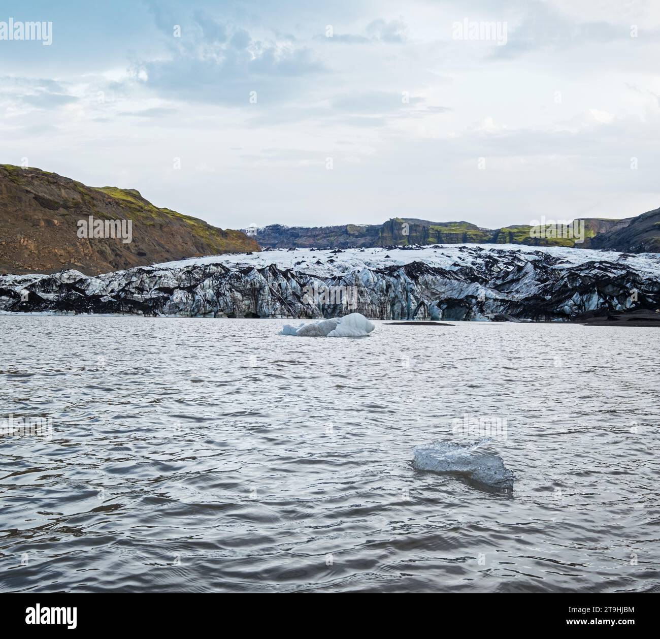 Solheimajokull pittoresco ghiacciaio nel sud dell'Islanda. La lingua di questo ghiacciaio scivola dal vulcano Katla. Bellissima laguna glaciale con lago b Foto Stock