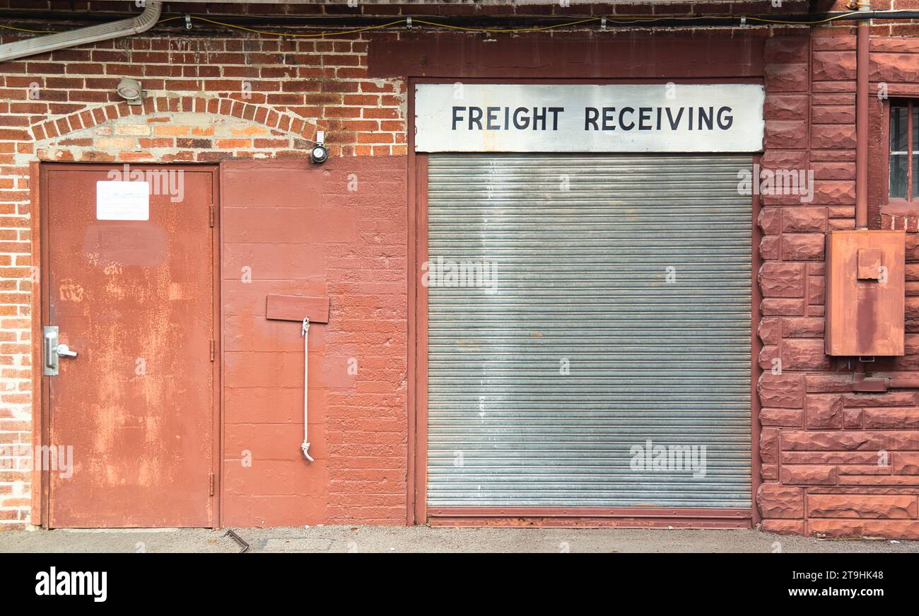 vecchia banchina di carico abbandonata Foto Stock