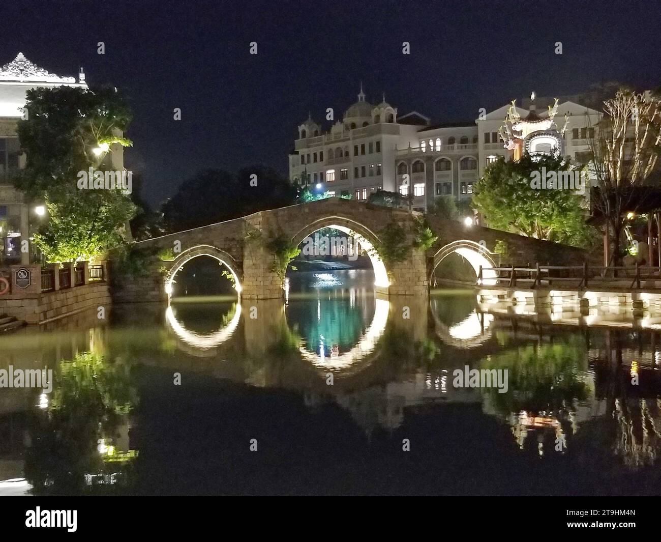 Vista notturna di uno splendido ponte in pietra vicino a un hotel resort a Jiangmen, Cina -01 Foto Stock